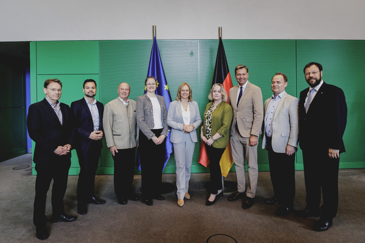 Bundestagsvizepräsidentin Andrea Lindholz (m), CDU/CSU, MdB, empfängt Vertreterinnen und Vertretern der Stiftung Verbundenheit mit den Deutschen im Ausland zu einem Gespräch. Gruppenfoto (vlnr) Thomas Kreutzmann, Mitglied des Stiftungskuratoriums, Dr. Marco Just Quiles, Geschäftsführer und Programmleiter Lateinamerika, Hartmut Koschyk, Vorsitzender des Stiftungsrats, Cristina Arheit-Zapp, Vertreterin deutschsprachige Gemeinschaft Lateinamerika, Bundestagsvizepräsidentin Andrea Lindholz, CDU/CSU, MdB, Dr. Stefanie Mischke Vertreterin deutschsprachige Gemeinschaft USA, Stephan Mayer, CDU/CSU, MdB, Dr. Alexander Schumacher, Mitglied des Stiftungskuratoriums, und Sebastian Machnitzke Geschäftsführer und Programmleiter GUS, MOE, Baltikum. Lindholz, Andrea; Mayer, Stephan Bundestagsvizepräsidentin Andrea Lindholz (m), CDU/CSU, MdB, empfängt Vertreterinnen und Vertretern der Stiftung Verbundenheit mit den Deutschen im Ausland zu einem Gespräch. Gruppenfoto (vlnr) Thomas Kreutzmann, Mitglied des Stiftungskuratoriums, Dr. Marco Just Quiles, Geschäftsführer und Programmleiter Lateinamerika, Hartmut Koschyk, Vorsitzender des Stiftungsrats, Cristina Arheit-Zapp, Vertreterin deutschsprachige Gemeinschaft Lateinamerika, Bundestagsvizepräsidentin Andrea Lindholz, CDU/CSU, MdB, Dr. Stefanie Mischke Vertreterin deutschsprachige Gemeinschaft USA, Stephan Mayer, CDU/CSU, MdB, Dr. Alexander Schumacher, Mitglied des Stiftungskuratoriums, und Sebastian Machnitzke Geschäftsführer und Programmleiter GUS, MOE, Baltikum.