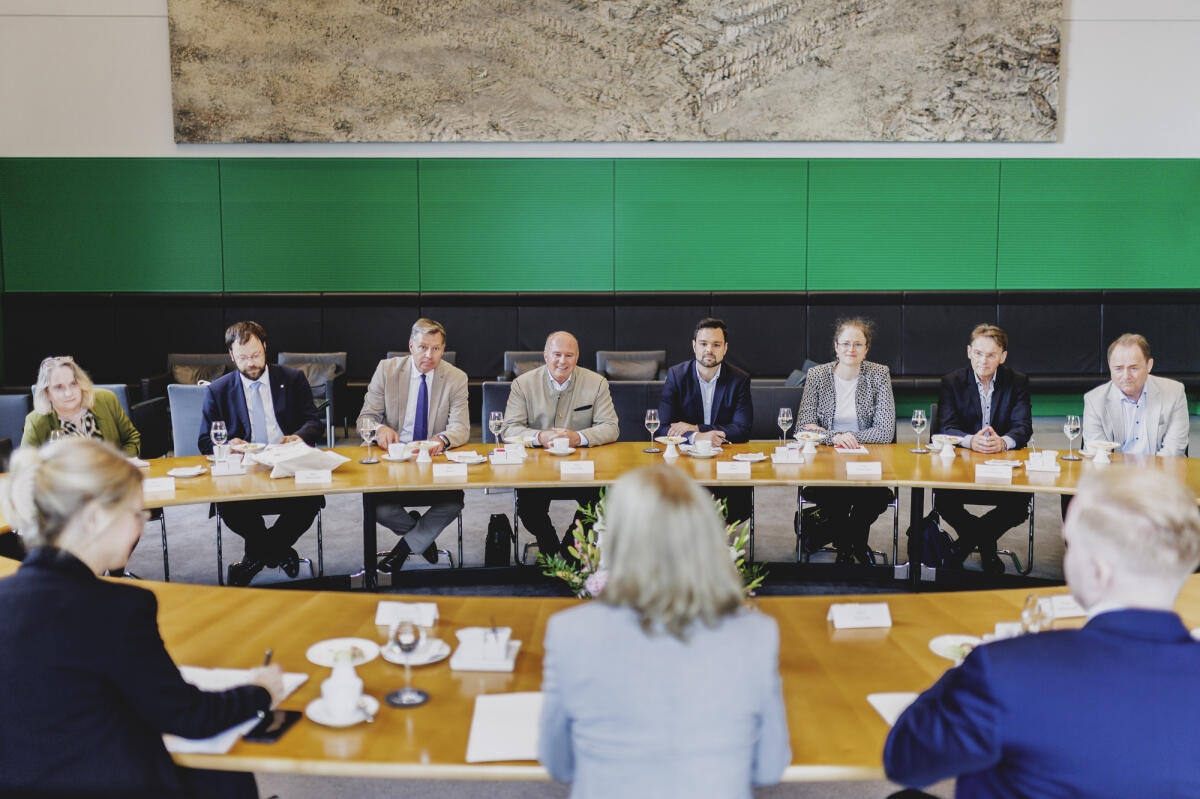 Bundestagsvizepräsidentin Andrea Lindholz (m), CDU/CSU, MdB, empfängt Vertreterinnen und Vertretern der Stiftung Verbundenheit mit den Deutschen im Ausland zu einem Gespräch. Hier die Gastseite am Tisch (vlnr) Dr. Stefanie Mischke Vertreterin deutschsprachige Gemeinschaft USA, Sebastian Machnitzke Geschäftsführer und Programmleiter GUS, MOE, Baltikum, Stephan Mayer, CDU/CSU, MdB, Hartmut Koschyk, Vorsitzender des Stiftungsrats, Dr. Marco Just Quiles, Geschäftsführer und Programmleiter Lateinamerika, Cristina Arheit-Zapp, Vertreterin deutschsprachige Gemeinschaft Lateinamerika, Thomas Kreutzmann, Mitglied des Stiftungskuratoriums, und Dr. Alexander Schumacher, Mitglied des Stiftungskuratoriums. Mayer, Stephan Bundestagsvizepräsidentin Andrea Lindholz (m), CDU/CSU, MdB, empfängt Vertreterinnen und Vertretern der Stiftung Verbundenheit mit den Deutschen im Ausland zu einem Gespräch. Hier die Gastseite am Tisch (vlnr) Dr. Stefanie Mischke Vertreterin deutschsprachige Gemeinschaft USA, Sebastian Machnitzke Geschäftsführer und Programmleiter GUS, MOE, Baltikum, Stephan Mayer, CDU/CSU, MdB, Hartmut Koschyk, Vorsitzender des Stiftungsrats, Dr. Marco Just Quiles, Geschäftsführer und Programmleiter Lateinamerika, Cristina Arheit-Zapp, Vertreterin deutschsprachige Gemeinschaft Lateinamerika, Thomas Kreutzmann, Mitglied des Stiftungskuratoriums, und Dr. Alexander Schumacher, Mitglied des Stiftungskuratoriums.