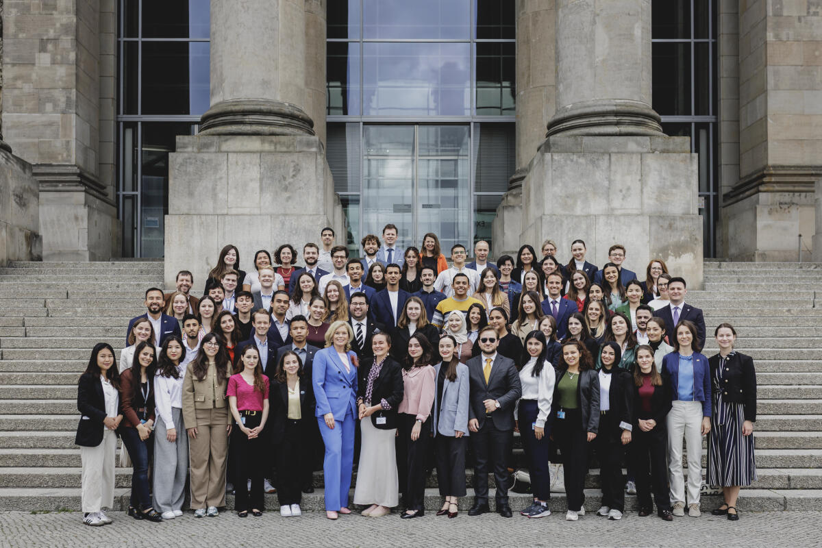 Gruppenfoto mit Bundestagspräsidentin Julia Klöckner (1. Reihe 7 von links), CDU/CSU, MdB, mit den Stipendiatinnen und Stipendiaten 2025 des Internationalen Parlaments-Stipendiums (IPS). Klöckner, Julia Gruppenfoto mit Bundestagspräsidentin Julia Klöckner (1. Reihe 7 von links), CDU/CSU, MdB, mit den Stipendiatinnen und Stipendiaten 2025 des Internationalen Parlaments-Stipendiums (IPS).