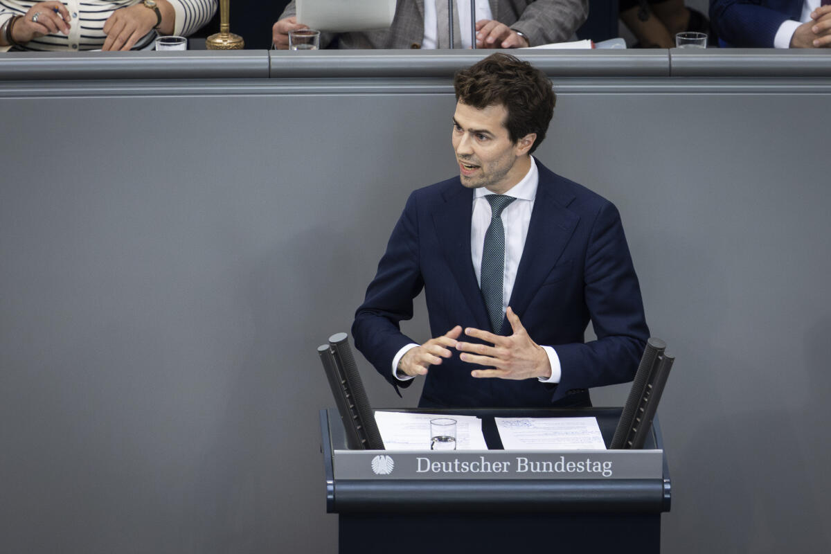 Carl-Philipp Sassenrath, CDU/CSU, MdB, hält eine Rede zum Epl. 12 Verkehr im Plenum in Berlin, 08.07.2025. Sassenrath, Carl-Philipp Carl-Philipp Sassenrath, CDU/CSU, MdB, hält eine Rede zum Epl. 12 Verkehr im Plenum in Berlin, 08.07.2025.