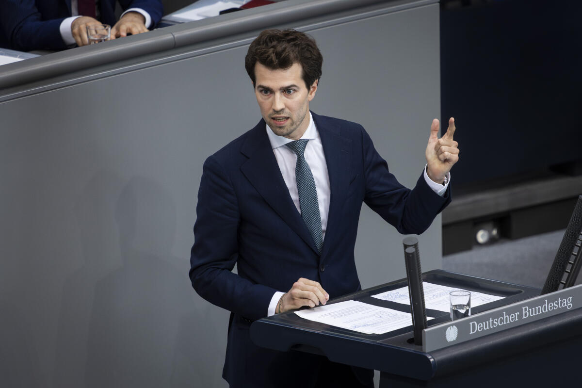Carl-Philipp Sassenrath, CDU/CSU, MdB, hält eine Rede zum Epl. 12 Verkehr im Plenum in Berlin, 08.07.2025. Sassenrath, Carl-Philipp Carl-Philipp Sassenrath, CDU/CSU, MdB, hält eine Rede zum Epl. 12 Verkehr im Plenum in Berlin, 08.07.2025.