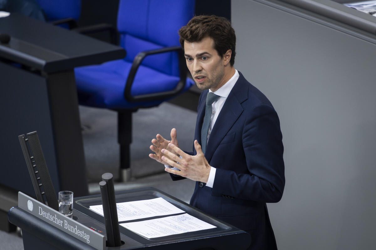 Carl-Philipp Sassenrath, CDU/CSU, MdB, hält eine Rede zum Epl. 12 Verkehr im Plenum in Berlin, 08.07.2025. Sassenrath, Carl-Philipp Carl-Philipp Sassenrath, CDU/CSU, MdB, hält eine Rede zum Epl. 12 Verkehr im Plenum in Berlin, 08.07.2025.