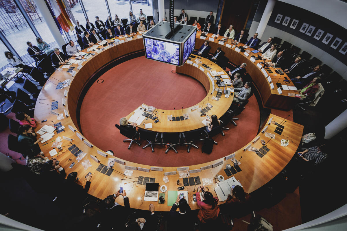Sondersitzung der Deutsch-Französischen Parlamentarischen Versammlung (DFPV) als Raum-zu-Raum Videokonferenz mit Befragung des Bundesministers des Innern, Alexander Dobrindt, und des französischen Innenministers, Bruno Retailleau, unter Leitung der Vorsitzenden des Vorstands Brigitte Klinkert und Dr. Andreas Jung, CDU/CSU, MdB. Hier Blick in den Raum. In der Raummitte der Videowürfel mit der Übertragung in einen Raum der Assemblée nationale. Sondersitzung der Deutsch-Französischen Parlamentarischen Versammlung (DFPV) als Raum-zu-Raum Videokonferenz mit Befragung des Bundesministers des Innern, Alexander Dobrindt, und des französischen Innenministers, Bruno Retailleau, unter Leitung der Vorsitzenden des Vorstands Brigitte Klinkert und Dr. Andreas Jung, CDU/CSU, MdB. Hier Blick in den Raum. In der Raummitte der Videowürfel mit der Übertragung in einen Raum der Assemblée nationale.