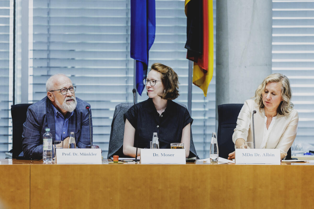 Albin, Silke Im Rahmen der Veranstaltungsreihe „Forum W“ diskutieren Experten aus Praxis und Wissenschaft sicherheits- und verteidigungspolitische Weichenstellungen für die Europäische Union. Hier zum Thema "Sicherheit „Made in Europe“: die Zukunft der Europäischen Sicherheits- und Verteidigungspolitik„" mit Dr. Carolyn Moser (m), Forschungsgruppenleiterin am Max-Planck-Institut für ausländisches öffentliches Recht und Völkerrecht, Dr. Benedikta von Seherr-Thoß (nicht im Bild), Leitende Direktorin für GSVP und Krisenreaktion im Generalsekretariat des Europäischen Auswärtigen Dienstes, und Prof. Dr. phil. Herfried Münkler (l), Prof. em. am Institut für Sozialwissenschaften der Humboldt-Universität zu Berlin, in Moderation von Dr. Silke Albin (r), Leiterin der Abteilung Außenbeziehungen, Europa und Analyse beim Deutschen Bundestag.
