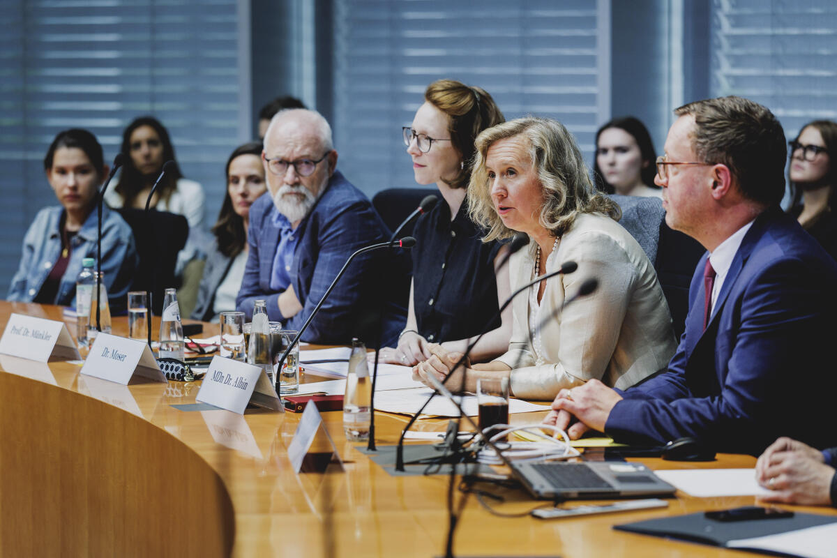 Albin, Silke Im Rahmen der Veranstaltungsreihe „Forum W“ diskutieren Experten aus Praxis und Wissenschaft sicherheits- und verteidigungspolitische Weichenstellungen für die Europäische Union. Hier zum Thema "Sicherheit „Made in Europe“: die Zukunft der Europäischen Sicherheits- und Verteidigungspolitik„" mit Dr. Carolyn Moser (3vr), Forschungsgruppenleiterin am Max-Planck-Institut für ausländisches öffentliches Recht und Völkerrecht, Dr. Benedikta von Seherr-Thoß (nicht im Bild), Leitende Direktorin für GSVP und Krisenreaktion im Generalsekretariat des Europäischen Auswärtigen Dienstes, und Prof. Dr. phil. Herfried Münkler (4vr), Prof. em. am Institut für Sozialwissenschaften der Humboldt-Universität zu Berlin, in Moderation von Dr. Silke Albin (2vr), Leiterin der Abteilung Außenbeziehungen, Europa und Analyse beim Deutschen Bundestag.