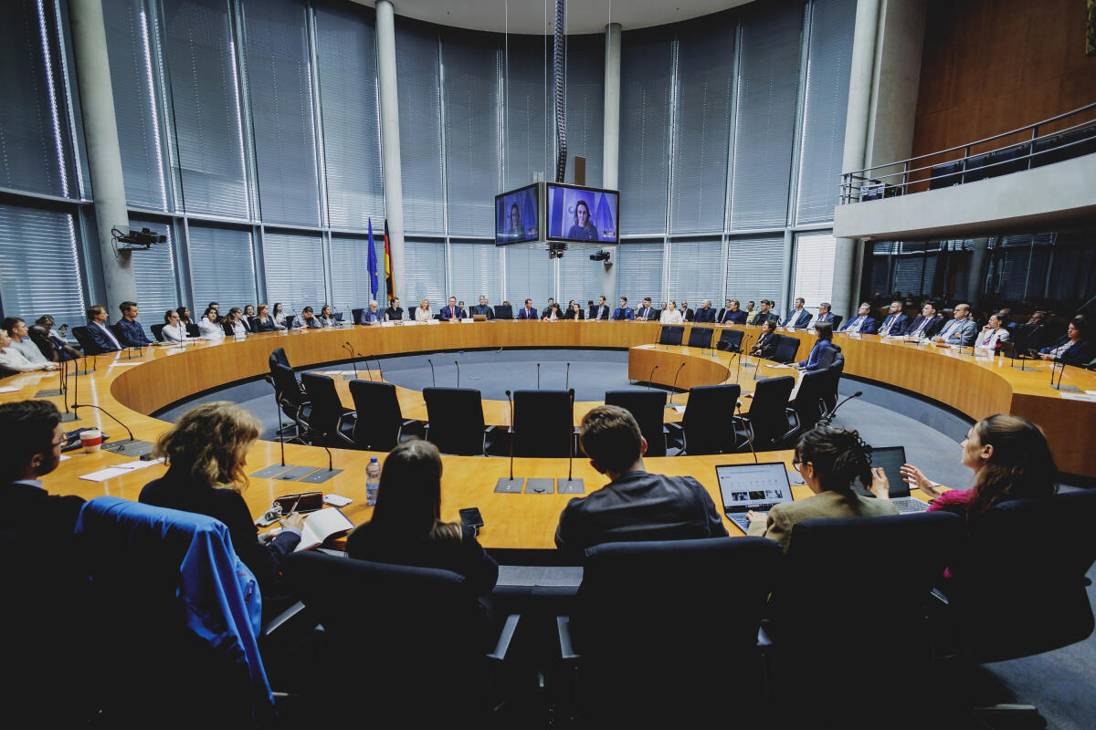 Im Rahmen der Veranstaltungsreihe „Forum W“ diskutieren Experten aus Praxis und Wissenschaft sicherheits- und verteidigungspolitische Weichenstellungen für die Europäische Union. Hier zum Thema "Sicherheit „Made in Europe“: die Zukunft der Europäischen Sicherheits- und Verteidigungspolitik„" mit Dr. Carolyn Moser, Forschungsgruppenleiterin am Max-Planck-Institut für ausländisches öffentliches Recht und Völkerrecht, Dr. Benedikta von Seherr-Thoß, Leitende Direktorin für GSVP und Krisenreaktion im Generalsekretariat des Europäischen Auswärtigen Dienstes, und Prof. Dr. phil. Herfried Münkler, Prof. em. am Institut für Sozialwissenschaften der Humboldt-Universität zu Berlin, in Moderation von Dr. Silke Albin, Leiterin der Abteilung Außenbeziehungen, Europa und Analyse beim Deutschen Bundestag. Blick in den Saal. Im Rahmen der Veranstaltungsreihe „Forum W“ diskutieren Experten aus Praxis und Wissenschaft sicherheits- und verteidigungspolitische Weichenstellungen für die Europäische Union. Hier zum Thema "Sicherheit „Made in Europe“: die Zukunft der Europäischen Sicherheits- und Verteidigungspolitik„" mit Dr. Carolyn Moser, Forschungsgruppenleiterin am Max-Planck-Institut für ausländisches öffentliches Recht und Völkerrecht, Dr. Benedikta von Seherr-Thoß, Leitende Direktorin für GSVP und Krisenreaktion im Generalsekretariat des Europäischen Auswärtigen Dienstes, und Prof. Dr. phil. Herfried Münkler, Prof. em. am Institut für Sozialwissenschaften der Humboldt-Universität zu Berlin, in Moderation von Dr. Silke Albin, Leiterin der Abteilung Außenbeziehungen, Europa und Analyse beim Deutschen Bundestag. Blick in den Saal.
