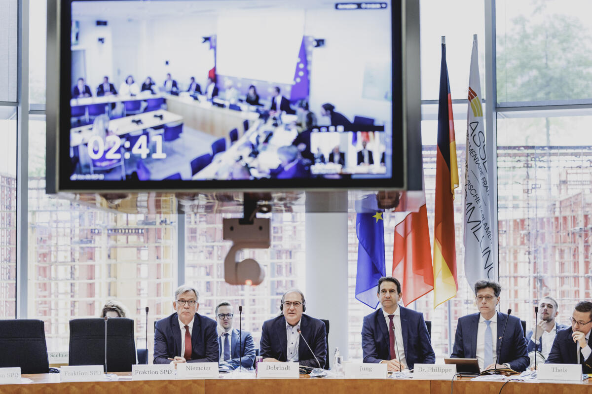  Sondersitzung der Deutsch-Französischen Parlamentarischen Versammlung (DFPV) als Raum-zu-Raum Videokonferenz mit Befragung des Bundesministers des Innern, Alexander Dobrindt (2vl), und des französischen Innenministers, Bruno Retailleau (Videowürfel Raummitte), unter Leitung der Vorsitzenden des Vorstands Brigitte Klinkert (Videowürfel Raummitte) und Dr. Andreas Jung (2vr), CDU/CSU, MdB. Am oberen Bildrand der Videowürfel mit der Übertragung in einen Raum der Assemblée nationale.