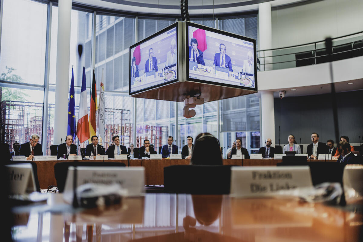 Sondersitzung der Deutsch-Französischen Parlamentarischen Versammlung (DFPV) als Raum-zu-Raum Videokonferenz mit Befragung des Bundesministers des Innern, Alexander Dobrindt (2vl), und des französischen Innenministers, Bruno Retailleau (Videowürfel Mitte), unter Leitung der Vorsitzenden des Vorstands Brigitte Klinkert (Videowürfel rechts) und Dr. Andreas Jung (3vl), CDU/CSU, MdB. Jung, Andreas; Dobrindt, Alexander Sondersitzung der Deutsch-Französischen Parlamentarischen Versammlung (DFPV) als Raum-zu-Raum Videokonferenz mit Befragung des Bundesministers des Innern, Alexander Dobrindt (2vl), und des französischen Innenministers, Bruno Retailleau (Videowürfel Mitte), unter Leitung der Vorsitzenden des Vorstands Brigitte Klinkert (Videowürfel rechts) und Dr. Andreas Jung (3vl), CDU/CSU, MdB.