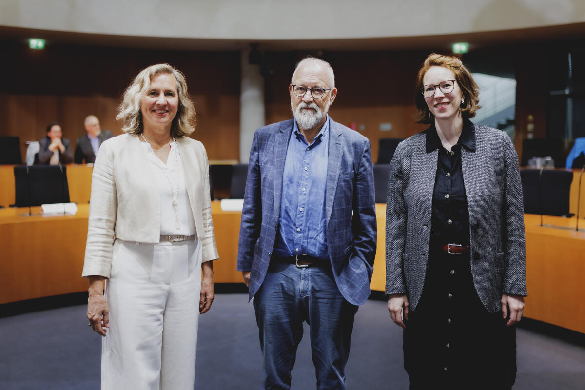 Im Rahmen der Veranstaltungsreihe „Forum W“ diskutieren Experten aus Praxis und Wissenschaft sicherheits- und verteidigungspolitische Weichenstellungen für die Europäische Union. Hier zum Thema "Sicherheit „Made in Europe“: die Zukunft der Europäischen Sicherheits- und Verteidigungspolitik„" mit Dr. Carolyn Moser, Forschungsgruppenleiterin am Max-Planck-Institut für ausländisches öffentliches Recht und Völkerrecht, Dr. Benedikta von Seherr-Thoß (nicht im Bild), Leitende Direktorin für GSVP und Krisenreaktion im Generalsekretariat des Europäischen Auswärtigen Dienstes, und Prof. Dr. phil. Herfried Münkler (m), Prof. em. am Institut für Sozialwissenschaften der Humboldt-Universität zu Berlin, in Moderation von Dr. Silke Albin (l), Leiterin der Abteilung Außenbeziehungen, Europa und Analyse beim Deutschen Bundestag. Albin, Silke Im Rahmen der Veranstaltungsreihe „Forum W“ diskutieren Experten aus Praxis und Wissenschaft sicherheits- und verteidigungspolitische Weichenstellungen für die Europäische Union. Hier zum Thema "Sicherheit „Made in Europe“: die Zukunft der Europäischen Sicherheits- und Verteidigungspolitik„" mit Dr. Carolyn Moser, Forschungsgruppenleiterin am Max-Planck-Institut für ausländisches öffentliches Recht und Völkerrecht, Dr. Benedikta von Seherr-Thoß (nicht im Bild), Leitende Direktorin für GSVP und Krisenreaktion im Generalsekretariat des Europäischen Auswärtigen Dienstes, und Prof. Dr. phil. Herfried Münkler (m), Prof. em. am Institut für Sozialwissenschaften der Humboldt-Universität zu Berlin, in Moderation von Dr. Silke Albin (l), Leiterin der Abteilung Außenbeziehungen, Europa und Analyse beim Deutschen Bundestag.