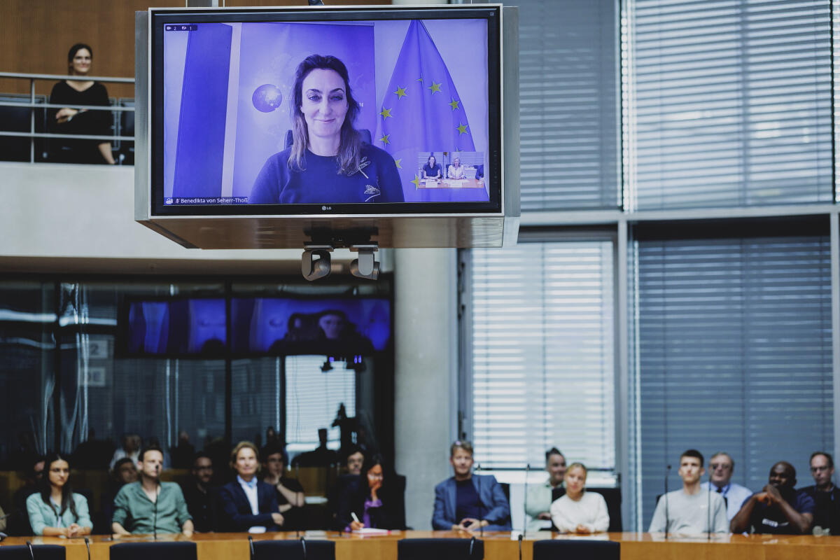  Im Rahmen der Veranstaltungsreihe „Forum W“ diskutieren Experten aus Praxis und Wissenschaft sicherheits- und verteidigungspolitische Weichenstellungen für die Europäische Union. Hier zum Thema "Sicherheit „Made in Europe“: die Zukunft der Europäischen Sicherheits- und Verteidigungspolitik„" mit Dr. Carolyn Moser (nicht im Bild), Forschungsgruppenleiterin am Max-Planck-Institut für ausländisches öffentliches Recht und Völkerrecht, Dr. Benedikta von Seherr-Thoß (oberer Bildrand per Videokonferenz auf dem Videowürfel zugeschaltet), Leitende Direktorin für GSVP und Krisenreaktion im Generalsekretariat des Europäischen Auswärtigen Dienstes, und Prof. Dr. phil. Herfried Münkler (nicht im Bild), Prof. em. am Institut für Sozialwissenschaften der Humboldt-Universität zu Berlin, in Moderation von Dr. Silke Albin (nicht im Bild), Leiterin der Abteilung Außenbeziehungen, Europa und Analyse beim Deutschen Bundestag.