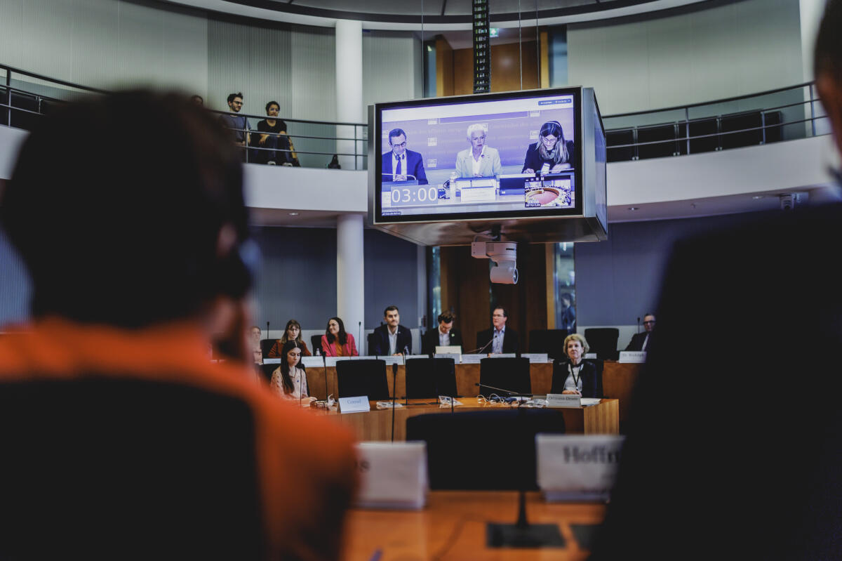  Sondersitzung der Deutsch-Französischen Parlamentarischen Versammlung (DFPV) als Raum-zu-Raum Videokonferenz mit Befragung des Bundesministers des Innern, Alexander Dobrindt (nicht im Bild), und des französischen Innenministers, Bruno Retailleau (nicht im Bild), unter Leitung der Vorsitzenden des Vorstands Brigitte Klinkert (Videowürfel Mitte) und Dr. Andreas Jung (nicht im Bild), CDU/CSU, MdB.