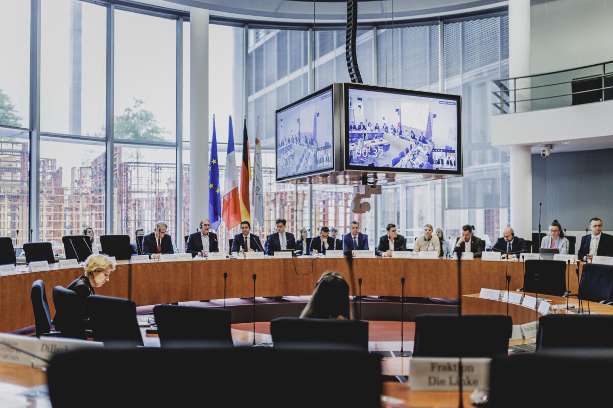 Sondersitzung der Deutsch-Französischen Parlamentarischen Versammlung (DFPV) als Raum-zu-Raum Videokonferenz mit Befragung des Bundesministers des Innern, Alexander Dobrindt, und des französischen Innenministers, Bruno Retailleau, unter Leitung der Vorsitzenden des Vorstands Brigitte Klinkert und Dr. Andreas Jung, CDU/CSU, MdB. Hier Blick in den Raum. Am oberen Bildrand der Videowürfel mit der Übertragung in einen Raum der Assemblée nationale. Sondersitzung der Deutsch-Französischen Parlamentarischen Versammlung (DFPV) als Raum-zu-Raum Videokonferenz mit Befragung des Bundesministers des Innern, Alexander Dobrindt, und des französischen Innenministers, Bruno Retailleau, unter Leitung der Vorsitzenden des Vorstands Brigitte Klinkert und Dr. Andreas Jung, CDU/CSU, MdB. Hier Blick in den Raum. Am oberen Bildrand der Videowürfel mit der Übertragung in einen Raum der Assemblée nationale.