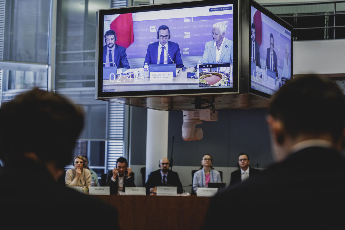 Sondersitzung der Deutsch-Französischen Parlamentarischen Versammlung (DFPV) als Raum-zu-Raum Videokonferenz mit Befragung des Bundesministers des Innern, Alexander Dobrindt (nicht im Bild), und des französischen Innenministers, Bruno Retailleau (Videowürfel Mitte), unter Leitung der Vorsitzenden des Vorstands Brigitte Klinkert (Videowürfel rechts) und Dr. Andreas Jung (nicht im Bild), CDU/CSU, MdB. Am rechten Bildrand der Videowürfel mit der Übertragung in einen Raum der Assemblée nationale. Sondersitzung der Deutsch-Französischen Parlamentarischen Versammlung (DFPV) als Raum-zu-Raum Videokonferenz mit Befragung des Bundesministers des Innern, Alexander Dobrindt (nicht im Bild), und des französischen Innenministers, Bruno Retailleau (Videowürfel Mitte), unter Leitung der Vorsitzenden des Vorstands Brigitte Klinkert (Videowürfel rechts) und Dr. Andreas Jung (nicht im Bild), CDU/CSU, MdB. Am rechten Bildrand der Videowürfel mit der Übertragung in einen Raum der Assemblée nationale.
