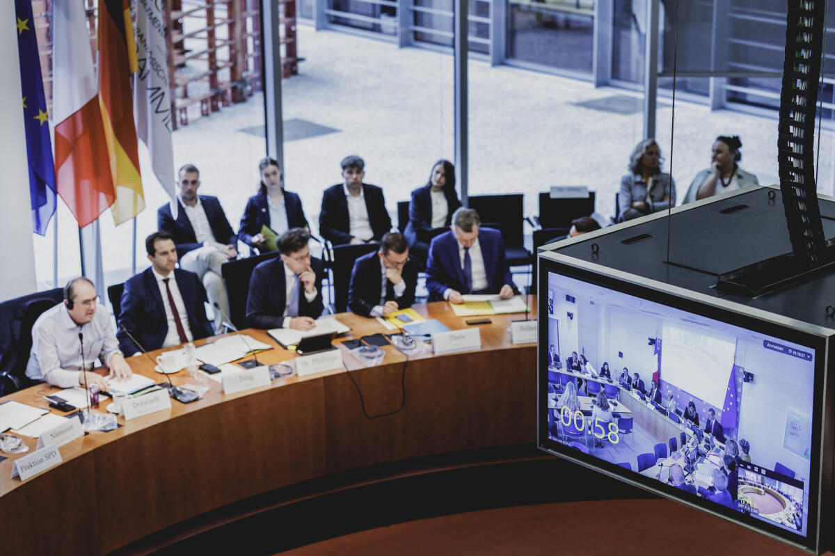 Sondersitzung der Deutsch-Französischen Parlamentarischen Versammlung (DFPV) als Raum-zu-Raum Videokonferenz mit Befragung des Bundesministers des Innern, Alexander Dobrindt (l), und des französischen Innenministers, Bruno Retailleau (nicht im Bild), unter Leitung der Vorsitzenden des Vorstands Brigitte Klinkert (nicht im Bild) und Dr. Andreas Jung (2vl), CDU/CSU, MdB. Am rechten Bildrand der Videowürfel mit der Übertragung in einen Raum der Assemblée nationale. Jung, Andreas; Dobrindt, Alexander Sondersitzung der Deutsch-Französischen Parlamentarischen Versammlung (DFPV) als Raum-zu-Raum Videokonferenz mit Befragung des Bundesministers des Innern, Alexander Dobrindt (l), und des französischen Innenministers, Bruno Retailleau (nicht im Bild), unter Leitung der Vorsitzenden des Vorstands Brigitte Klinkert (nicht im Bild) und Dr. Andreas Jung (2vl), CDU/CSU, MdB. Am rechten Bildrand der Videowürfel mit der Übertragung in einen Raum der Assemblée nationale.