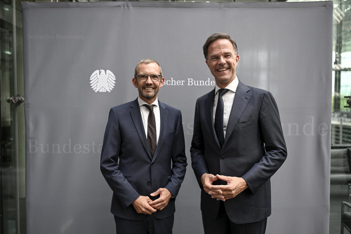 Vorsitzender des Verteidigungsausschusses Thomas Röwekamp, CDU/CSU, MdB begrüßt NATO Generalsekretär Mark Rutte Röwekamp, Thomas; Rutte, Mark Vorsitzender des Verteidigungsausschusses Thomas Röwekamp, CDU/CSU, MdB begrüßt NATO Generalsekretär Mark Rutte
