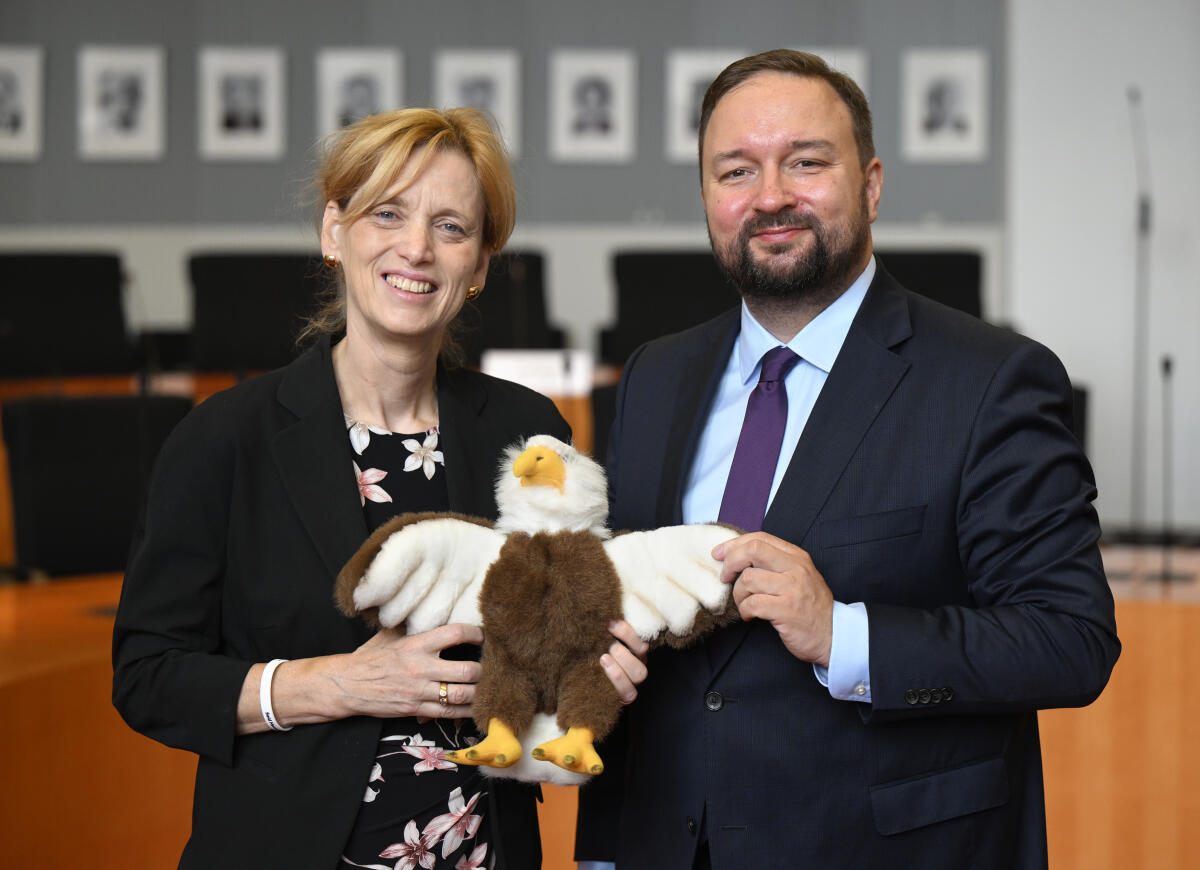 Bundesministerin für Bildung, Familie, Senioren, Frauen und Jugend, Karin Prien, CDU und Vorsitzender der Kommission für die Belange der Kinder (KiKo, Kinderkommission), Michael Hose, CDU/CSU, MdB, posieren mit dem Maskottchen der Kommission für ein Foto Karin Prien; Michael Hose Bundesministerin für Bildung, Familie, Senioren, Frauen und Jugend, Karin Prien, CDU und Vorsitzender der Kommission für die Belange der Kinder (KiKo, Kinderkommission), Michael Hose, CDU/CSU, MdB, posieren mit dem Maskottchen der Kommission für ein Foto