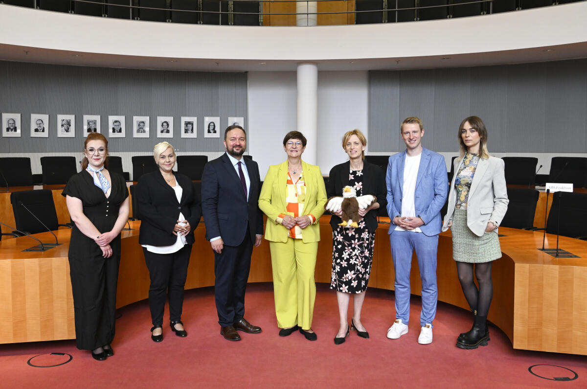 Gruppenfoto der Mitglieder der Kommission für die Belange der Kinder (KiKo, Kinderkommission) mit Bundesministerin für Bildung, Familie, Senioren, Frauen und Jugend, Karin Prien, CDU, die das Maskottchen der Kommission in den Händen hält Gruppenfoto der Mitglieder der Kommission für die Belange der Kinder (KiKo, Kinderkommission) mit Bundesministerin für Bildung, Familie, Senioren, Frauen und Jugend, Karin Prien, CDU, die das Maskottchen der Kommission in den Händen hält
