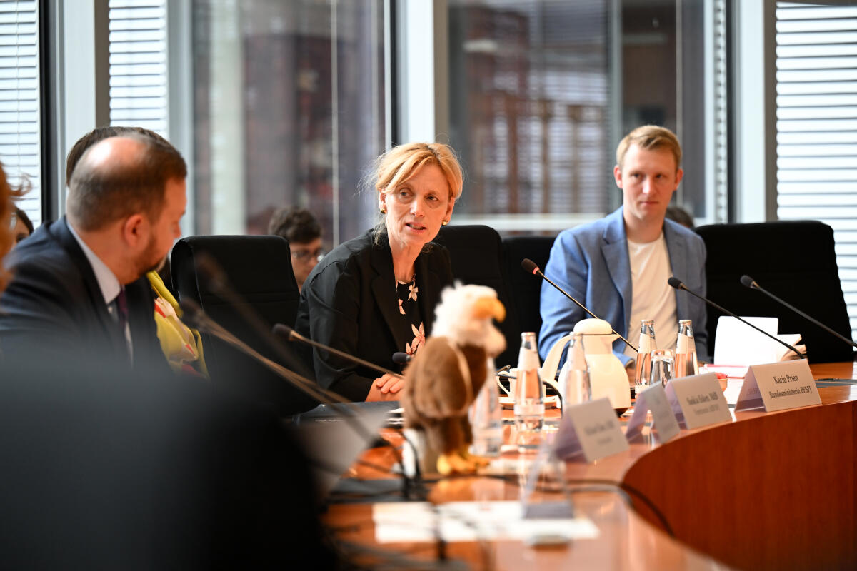 Vorsitzender Michael Hose, CDU/CSU, MdB, begrüßt zum Beginn der konstituierenden Sitzung der Kommission für die Belange der Kinder (KiKo, Kinderkommission) die Bundesministerin für Bildung, Familie, Senioren, Frauen, Karin Prien, CDU Vorsitzender Michael Hose, CDU/CSU, MdB, begrüßt zum Beginn der konstituierenden Sitzung der Kommission für die Belange der Kinder (KiKo, Kinderkommission) die Bundesministerin für Bildung, Familie, Senioren, Frauen, Karin Prien, CDU
