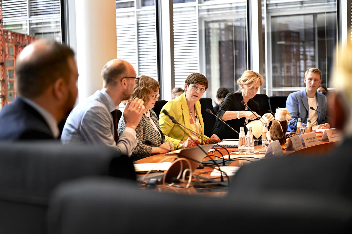 Die Vorsitzende des Ausschusses für Bildung, Familie, Senioren, Frauen und Jugend, Saskia Esken, SPD, MdB, eröffnet die konstituierende Sitzung der Kommission für die Belange der Kinder (KiKo, Kinderkommission) während des Besuchs von Bundesministerin für Bildung, Familie, Senioren, Frauen Karin Prien, CDU Saskia Esken Die Vorsitzende des Ausschusses für Bildung, Familie, Senioren, Frauen und Jugend, Saskia Esken, SPD, MdB, eröffnet die konstituierende Sitzung der Kommission für die Belange der Kinder (KiKo, Kinderkommission) während des Besuchs von Bundesministerin für Bildung, Familie, Senioren, Frauen Karin Prien, CDU
