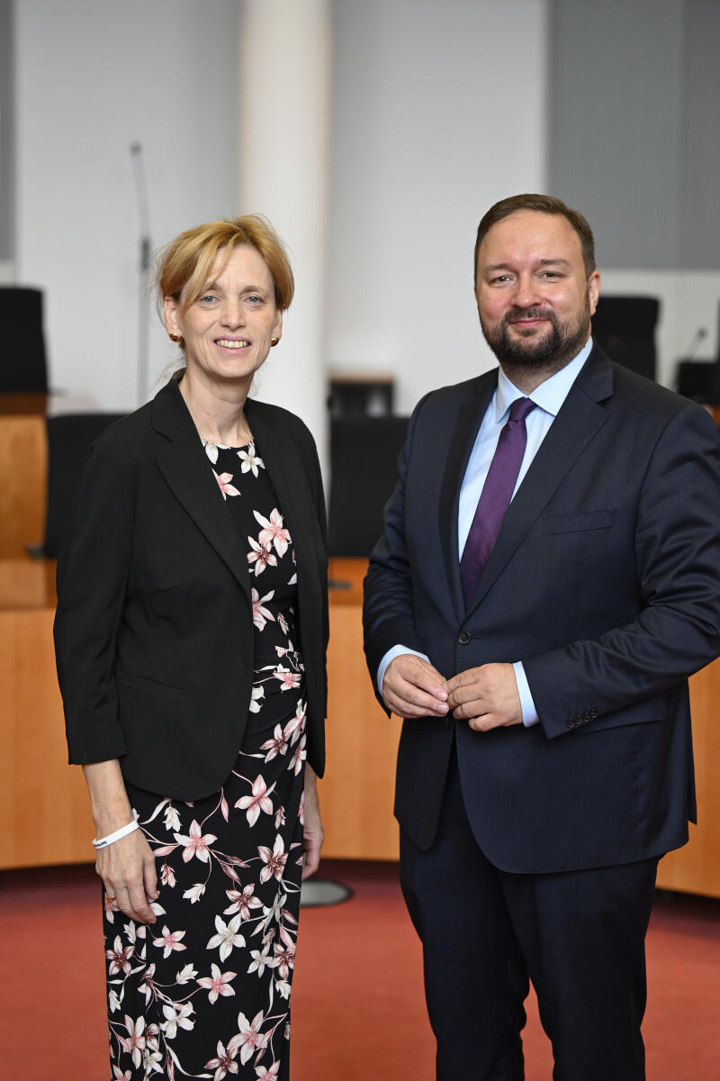 Vorsitzender Michael Hose, r. i. Bi., CDU/CSU, MdB, begrüßt zum Beginn der konstituierenden Sitzung der Kommission für die Belange der Kinder (KiKo, Kinderkommission) Bundesministerin für Bildung, Familie, Senioren, Frauen und Jugend Karin Prien, CDU, li. i. Bi. Karien Prien; Michael Hose Vorsitzender Michael Hose, r. i. Bi., CDU/CSU, MdB, begrüßt zum Beginn der konstituierenden Sitzung der Kommission für die Belange der Kinder (KiKo, Kinderkommission) Bundesministerin für Bildung, Familie, Senioren, Frauen und Jugend Karin Prien, CDU, li. i. Bi.