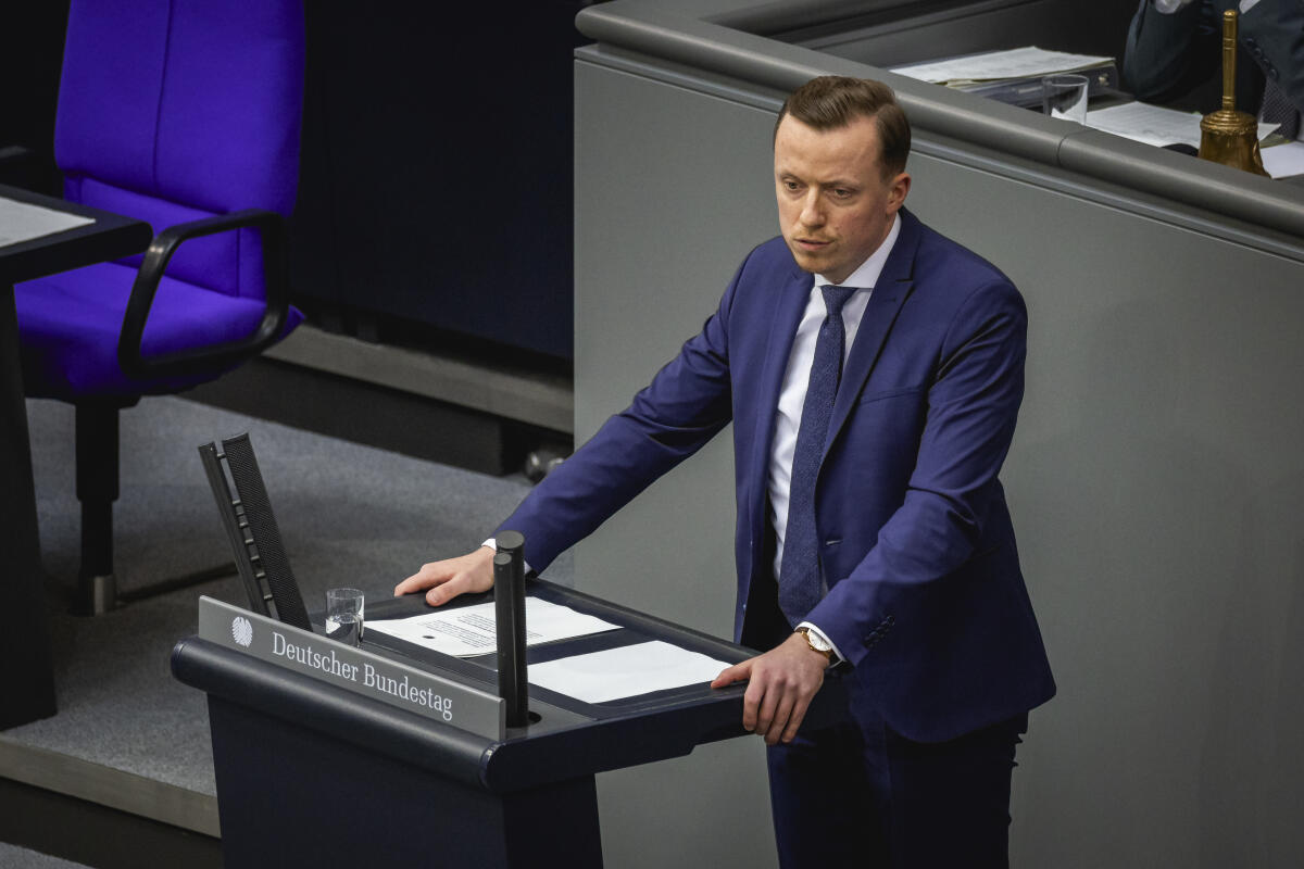 Ahmetović, Adis Adis Ahmetović, SPD, MdB, hält eine Rede zu ZP 11 Auswärtiges Amt, Epl. 05 im Plenum.