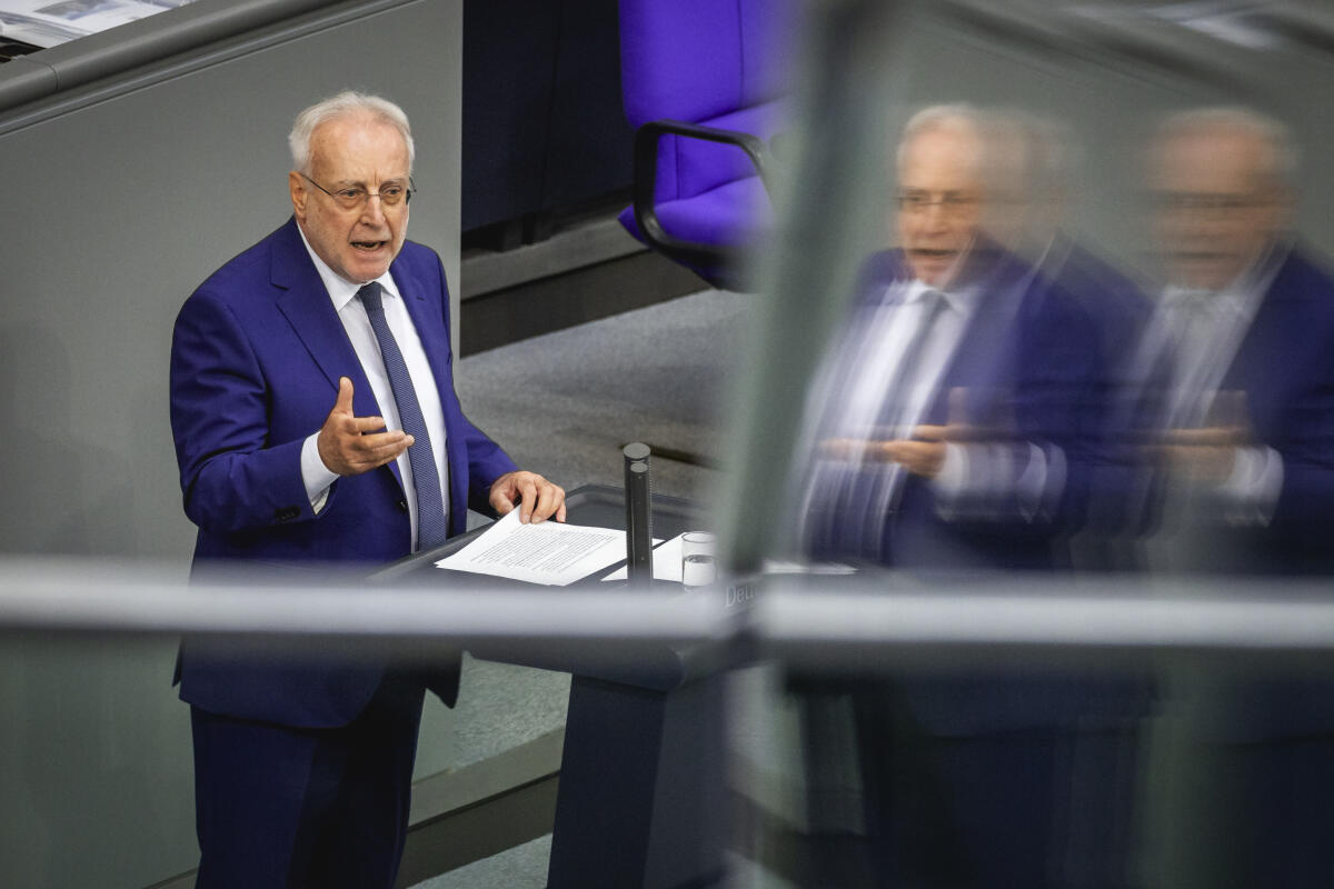 Jürgen Kögel, AfD, MdB, hält eine Rede zu ZP 11 Auswärtiges Amt, Epl. 05 im Plenum. Kögel, Jürgen Jürgen Kögel, AfD, MdB, hält eine Rede zu ZP 11 Auswärtiges Amt, Epl. 05 im Plenum.