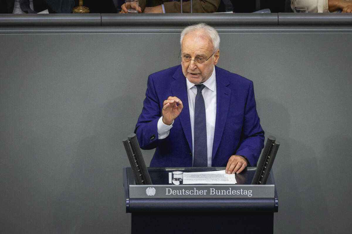 Jürgen Kögel, AfD, MdB, hält eine Rede zu ZP 11 Auswärtiges Amt, Epl. 05 im Plenum. Kögel, Jürgen Jürgen Kögel, AfD, MdB, hält eine Rede zu ZP 11 Auswärtiges Amt, Epl. 05 im Plenum.