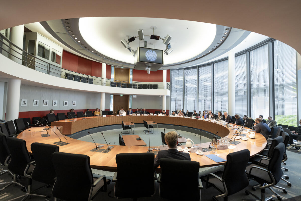 Der Ausschuss für Arbeit und Soziales empfängt die EU Exekutiv-Vizepräsidentin für soziale Rechte und Kompetenzen, hochwertige Arbeitsplätze und Vorsorge, Frau Roxana Mînzatu, zum Austausch über geplante Vorhaben der EU-Kommission in den Bereichen Vorsorge sowie Arbeit und Soziales Der Ausschuss für Arbeit und Soziales empfängt die EU Exekutiv-Vizepräsidentin für soziale Rechte und Kompetenzen, hochwertige Arbeitsplätze und Vorsorge, Frau Roxana Mînzatu, zum Austausch über geplante Vorhaben der EU-Kommission in den Bereichen Vorsorge sowie Arbeit und Soziales