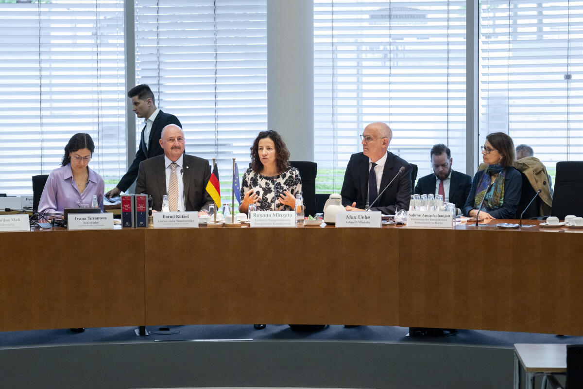 Der Ausschusses für Arbeit und Soziales empfängt die EU Exekutiv-Vizepräsidentin für soziale Rechte und Kompetenzen, hochwertige Arbeitsplätze und Vorsorge, Frau Roxana Mînzatu, zum Austausch über geplante Vorhaben der EU-Kommission in den Bereichen Vorsorge sowie Arbeit und Soziales, hier im Bild mit dem Vorsitzenden des Ausschusses, Bernd Rützel, MdB, SPD Bernd Rützel; Roxana Mînzatu Der Ausschusses für Arbeit und Soziales empfängt die EU Exekutiv-Vizepräsidentin für soziale Rechte und Kompetenzen, hochwertige Arbeitsplätze und Vorsorge, Frau Roxana Mînzatu, zum Austausch über geplante Vorhaben der EU-Kommission in den Bereichen Vorsorge sowie Arbeit und Soziales, hier im Bild mit dem Vorsitzenden des Ausschusses, Bernd Rützel, MdB, SPD