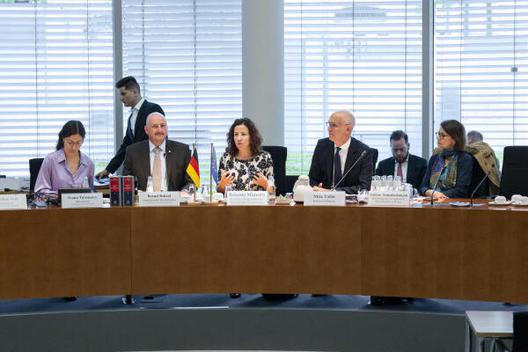 Bernd Rützel; Roxana Mînzatu 