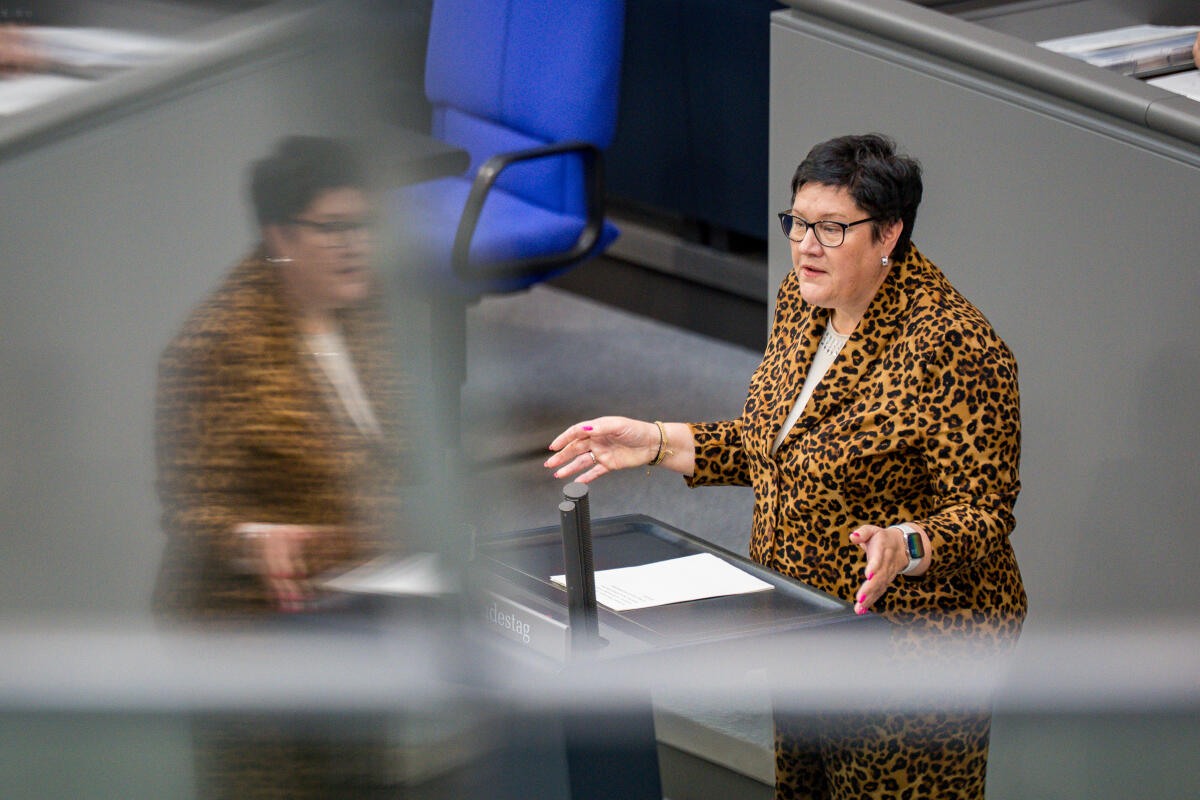 Kathrin Michel, SPD, MdB, hält eine Rede zu Arbeit und Soziales, Epl. 11 im Plenum. Michel, Kathrin Kathrin Michel, SPD, MdB, hält eine Rede zu Arbeit und Soziales, Epl. 11 im Plenum.