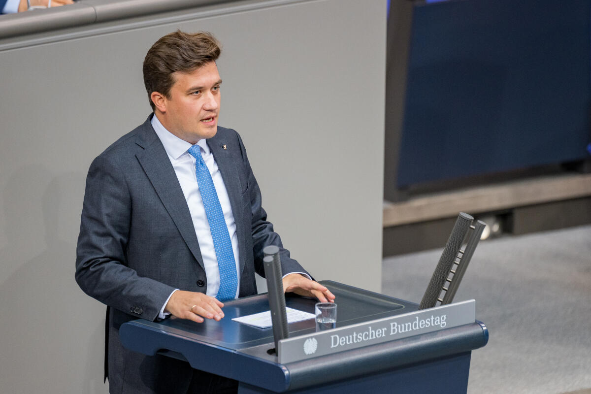 Lukas Krieger, CDU/CSU, MdB, hält eine Rede zu TOP 1 & 3 "Schlussrunde Haushaltsgesetz 2025, Sondervermögen Infrastruktur und Klimaneutralität" im Plenum. Krieger, Lukas Lukas Krieger, CDU/CSU, MdB, hält eine Rede zu TOP 1 & 3 "Schlussrunde Haushaltsgesetz 2025, Sondervermögen Infrastruktur und Klimaneutralität" im Plenum.