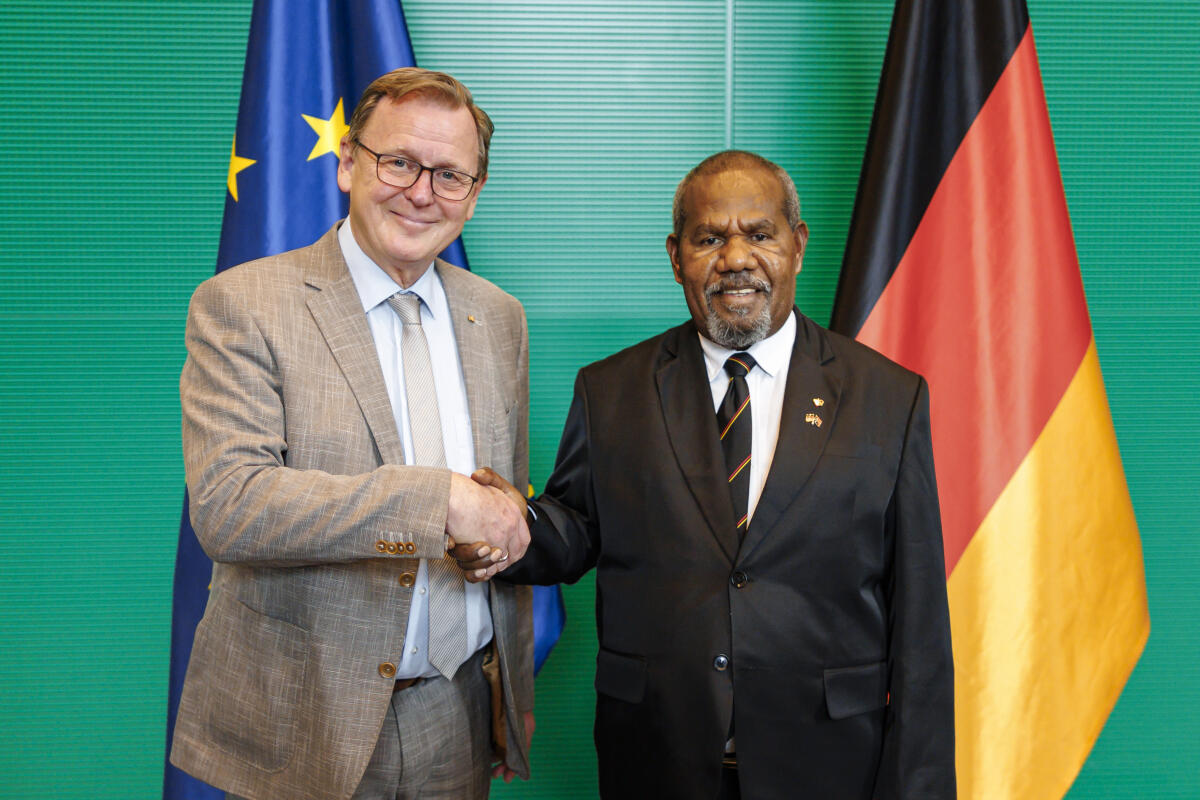 Bundestagsvizepräsident Bodo Ramelow (l), Die Linke, MdB, empfängt den Generalgouverneur von Papua-Neuguinea, Sir Robert Dadae (r), zum Gespräch. Ramelow, Bodo Bundestagsvizepräsident Bodo Ramelow (l), Die Linke, MdB, empfängt den Generalgouverneur von Papua-Neuguinea, Sir Robert Dadae (r), zum Gespräch.