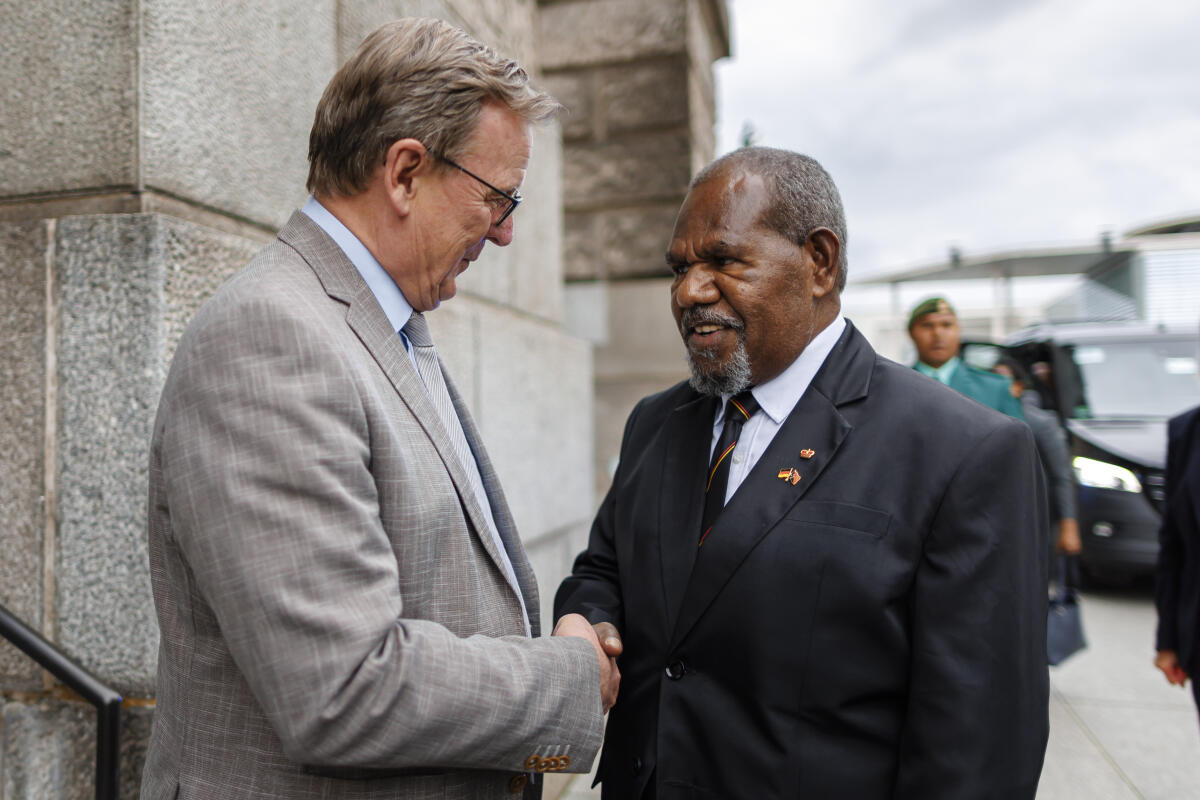 Ramelow, Bodo Bundestagsvizepräsident Bodo Ramelow (l), Die Linke, MdB, empfängt den Generalgouverneur von Papua-Neuguinea, Sir Robert Dadae (r), zum Gespräch.