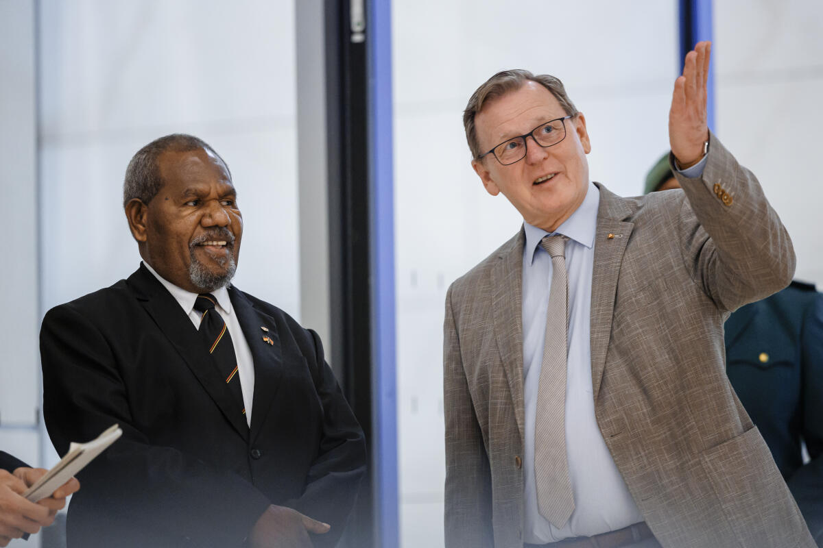 Bundestagsvizepräsident Bodo Ramelow (r), Die Linke, MdB, empfängt den Generalgouverneur von Papua-Neuguinea, Sir Robert Dadae (l), zum Gespräch. Ramelow, Bodo Bundestagsvizepräsident Bodo Ramelow (r), Die Linke, MdB, empfängt den Generalgouverneur von Papua-Neuguinea, Sir Robert Dadae (l), zum Gespräch.