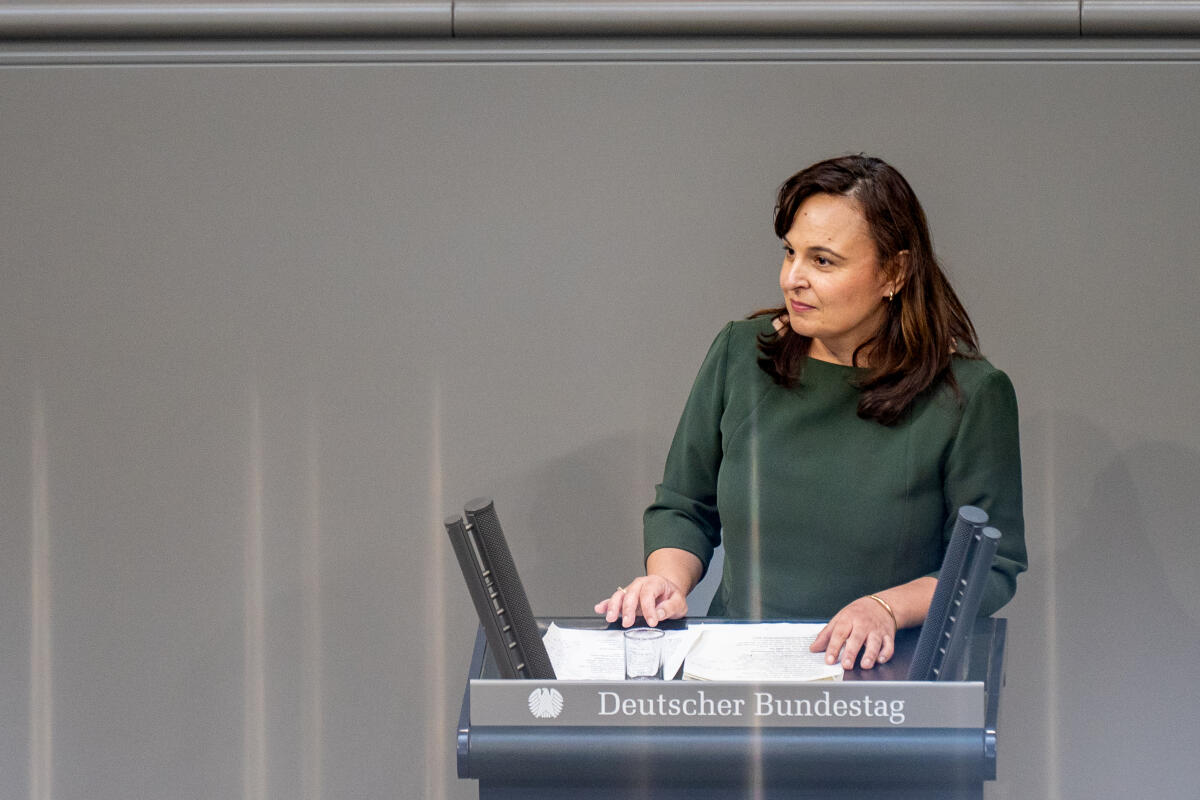 Ayse Asar, Bündnis 90/Die Grünen, MdB, hält eine Rede zu Forschung, Technologie und Raumfahrt (Epl. 30) im Plenum. Asar, Ayse Ayse Asar, Bündnis 90/Die Grünen, MdB, hält eine Rede zu Forschung, Technologie und Raumfahrt (Epl. 30) im Plenum.