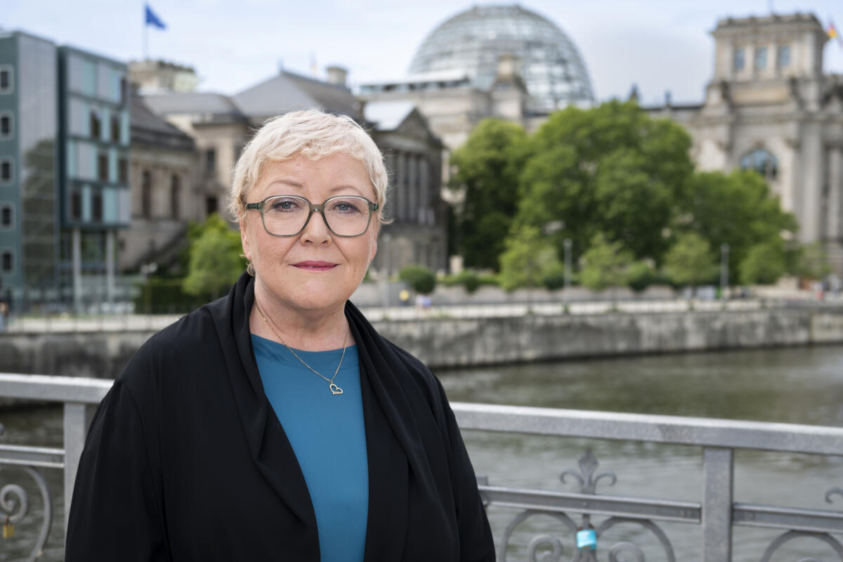 Das Portrait von Evelyn Zupke, SED-Opferbeauftragte beim Deutschen Bundestag, mit dem Reichstag im Hintergrund Evely Zupke Das Portrait von Evelyn Zupke, SED-Opferbeauftragte beim Deutschen Bundestag, mit dem Reichstag im Hintergrund
