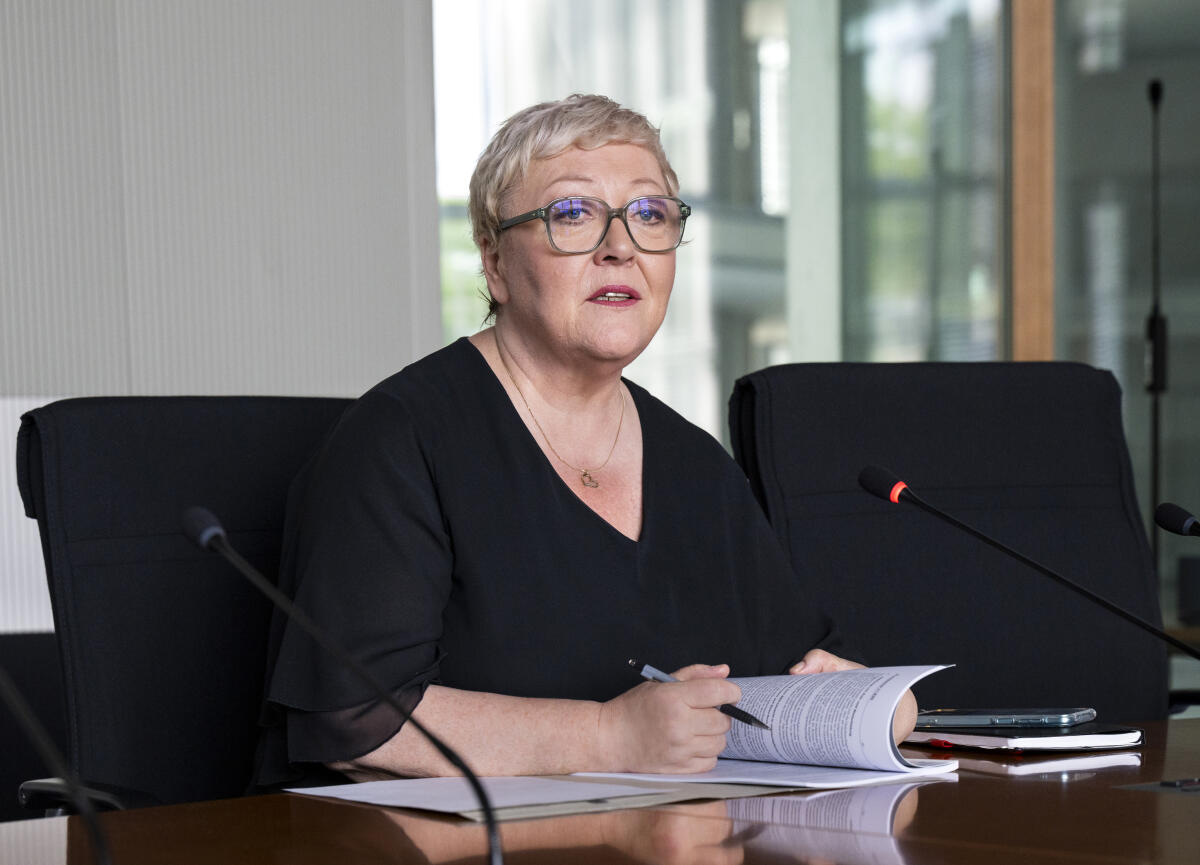 Das Portrait von Evelyn Zupke, SED-Opferbeauftragte beim Deutschen Bundestag, mit dem Reichstag im Hintergrund Evely Zupke Das Portrait von Evelyn Zupke, SED-Opferbeauftragte beim Deutschen Bundestag, mit dem Reichstag im Hintergrund