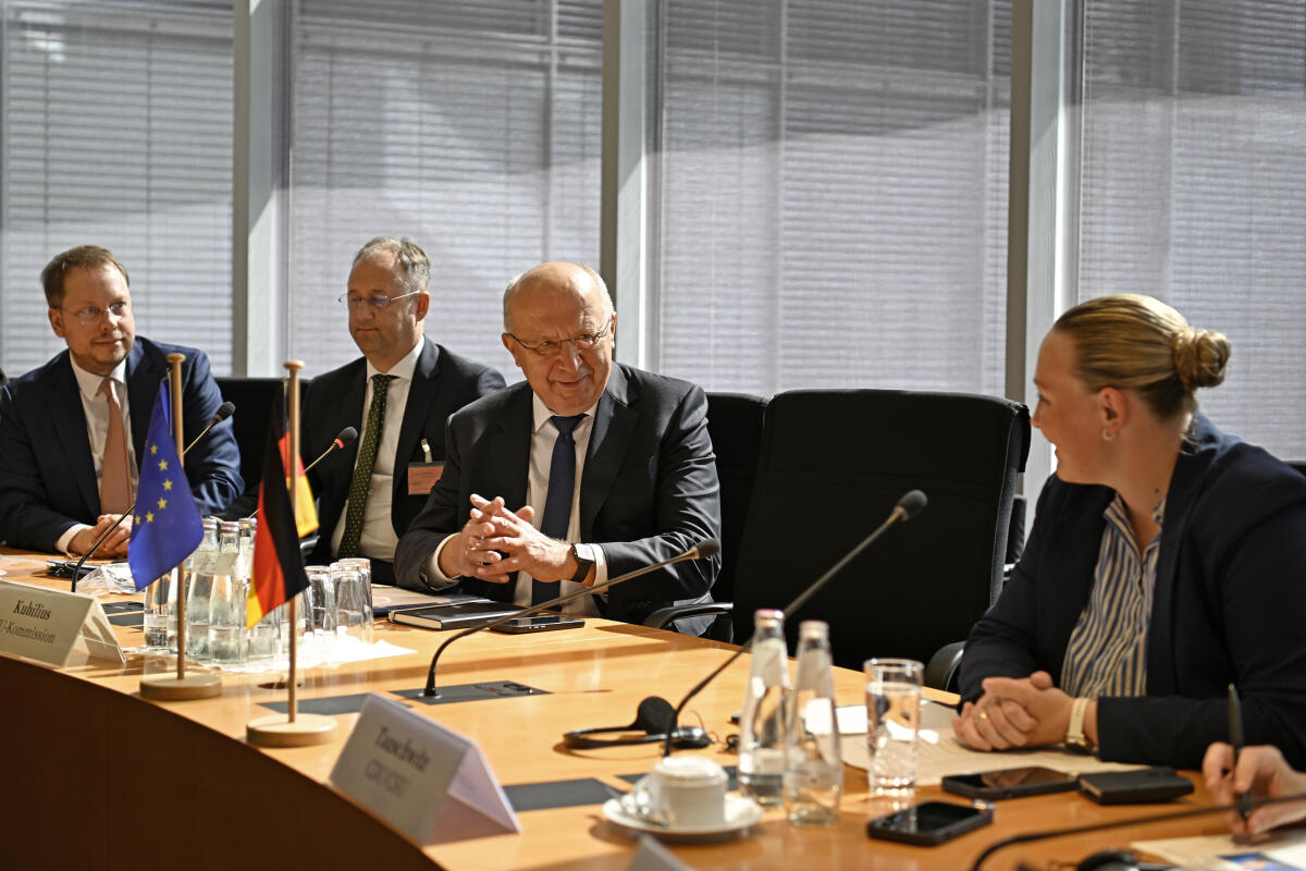 Tauschwitz, Vivian Andrius Kubilius, Kommissar für Verteidigung und Raumfahrt der Europäischen Union, zu Gast im Verteidigungsausschuss. Begrüßung durch Frau Vivian Tauschwitz, CDU/CSU, MdB.