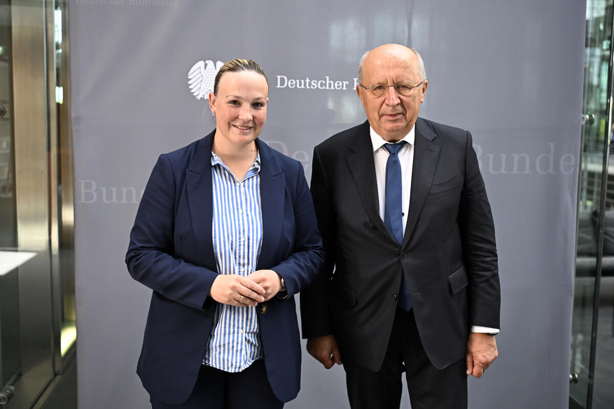 Tauschwitz, Vivian Andrius Kubilius, Kommissar für Verteidigung und Raumfahrt der Europäischen Union, zu Gast im Verteidigungsausschuss. Begrüßung durch Frau Vivian Tauschwitz, CDU/CSU, MdB.
