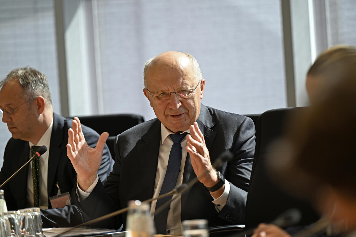 Tauschwitz, Vivian Andrius Kubilius, Kommissar für Verteidigung und Raumfahrt der Europäischen Union, zu Gast im Verteidigungsausschuss. Begrüßung durch Frau Vivian Tauschwitz, CDU/CSU, MdB.