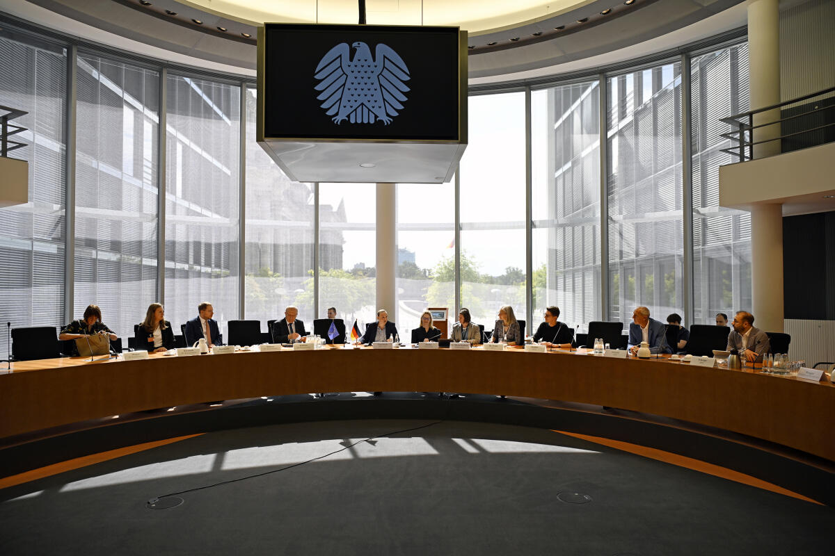 Tauschwitz, Vivian Andrius Kubilius, Kommissar für Verteidigung und Raumfahrt der Europäischen Union, zu Gast im Verteidigungsausschuss. Begrüßung durch Frau Vivian Tauschwitz, CDU/CSU, MdB.