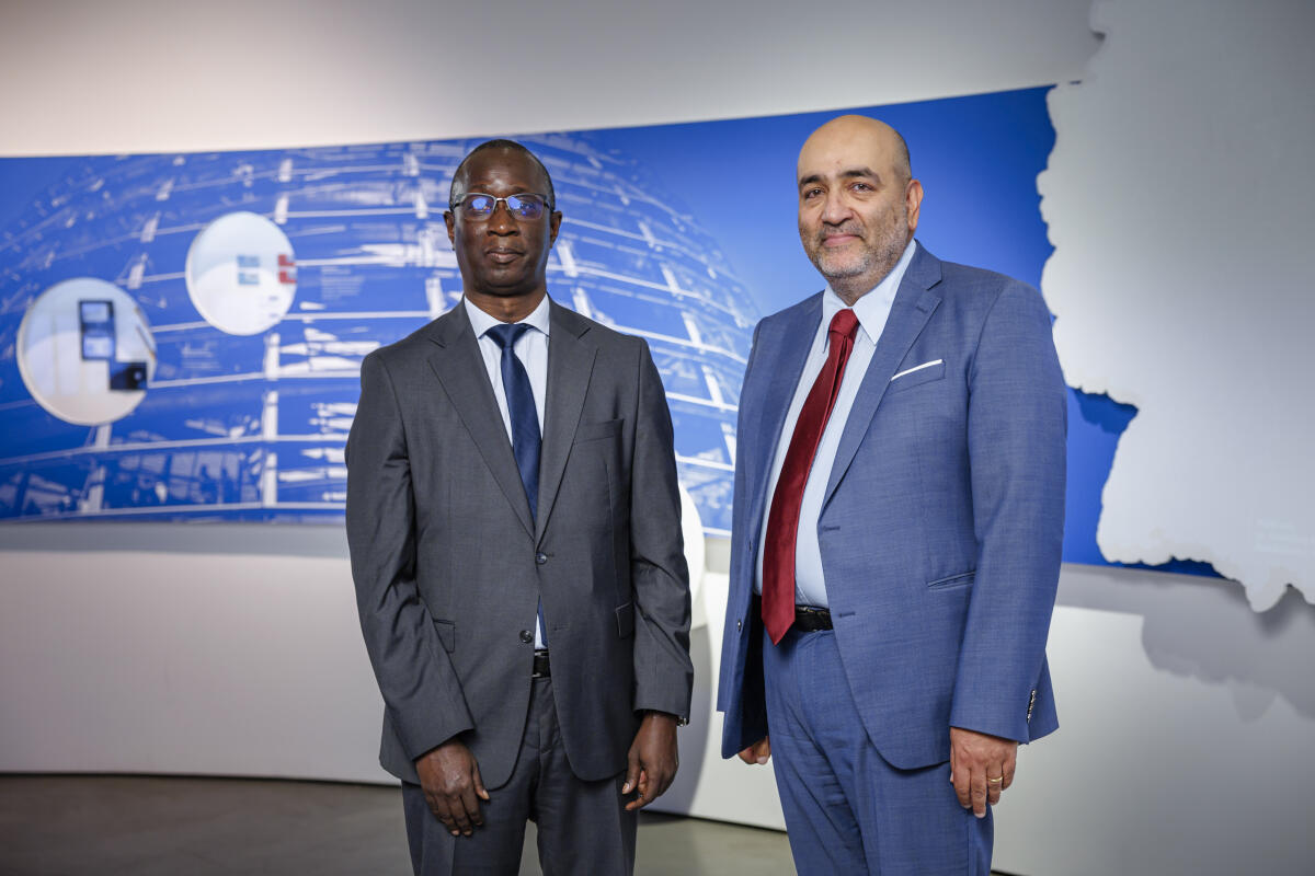 Nouripour, Omid Bundestagsvizepräsident Omid Nouripour (r), Bündnis 90/Die Grünen, MdB, empfängt die neu akkreditierten Mitglieder des Diplomatischen Korps in der Parlamentshistorischen Ausstellung im Deutschen Dom. Hier mit Moustapha Ndour (l), Botschafter von Senegal.
