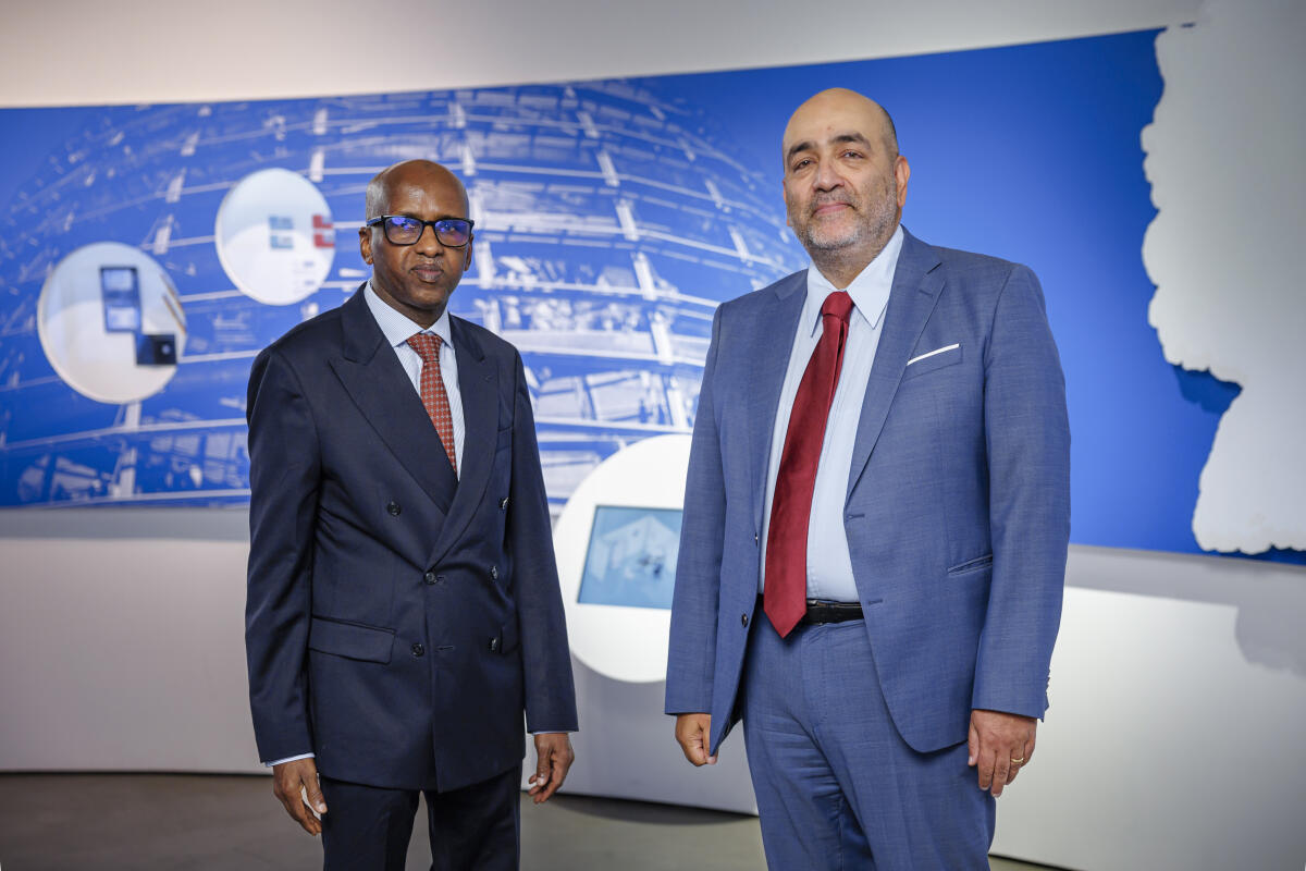 Nouripour, Omid Bundestagsvizepräsident Omid Nouripour (r), Bündnis 90/Die Grünen, MdB, empfängt die neu akkreditierten Mitglieder des Diplomatischen Korps in der Parlamentshistorischen Ausstellung im Deutschen Dom. Hier mit Youssouf Abassalah (l), Botschafter des Tschad.