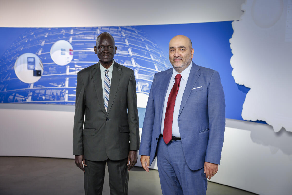 Bundestagsvizepräsident Omid Nouripour (r), Bündnis 90/Die Grünen, MdB, empfängt die neu akkreditierten Mitglieder des Diplomatischen Korps in der Parlamentshistorischen Ausstellung im Deutschen Dom. Hier mit Gum Dominic Matiok Matiok (l), Botschafter Südsudan. Nouripour, Omid Bundestagsvizepräsident Omid Nouripour (r), Bündnis 90/Die Grünen, MdB, empfängt die neu akkreditierten Mitglieder des Diplomatischen Korps in der Parlamentshistorischen Ausstellung im Deutschen Dom. Hier mit Gum Dominic Matiok Matiok (l), Botschafter Südsudan.