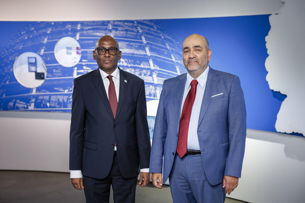 Bundestagsvizepräsident Omid Nouripour (r), Bündnis 90/Die Grünen, MdB, empfängt die neu akkreditierten Mitglieder des Diplomatischen Korps in der Parlamentshistorischen Ausstellung im Deutschen Dom. Hier mit Abdiasis Mohamud Mohamed (l), Botschafter von Somalia. Nouripour, Omid Bundestagsvizepräsident Omid Nouripour (r), Bündnis 90/Die Grünen, MdB, empfängt die neu akkreditierten Mitglieder des Diplomatischen Korps in der Parlamentshistorischen Ausstellung im Deutschen Dom. Hier mit Abdiasis Mohamud Mohamed (l), Botschafter von Somalia.