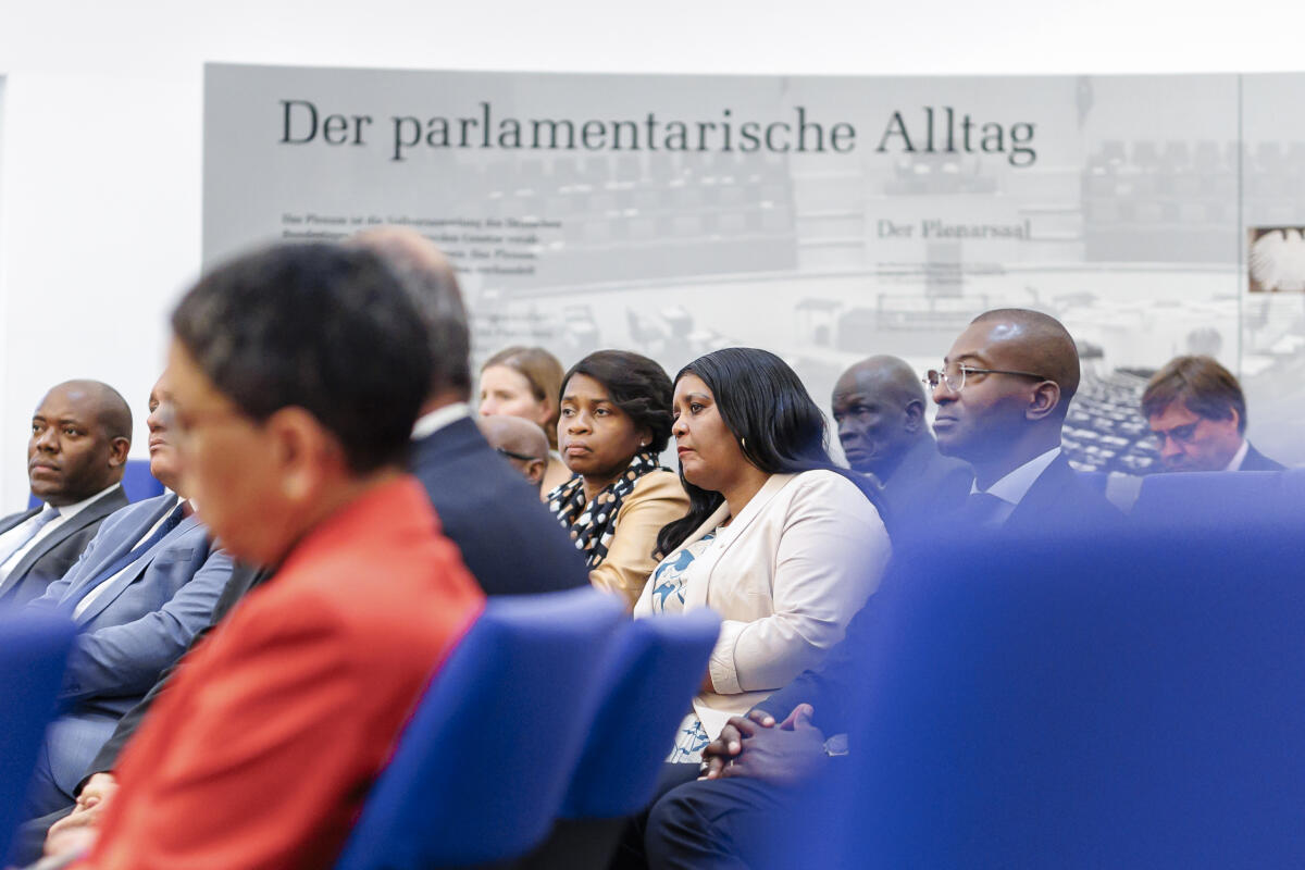 Nouripour, Omid Bundestagsvizepräsident Omid Nouripour (nicht im Bild), Bündnis 90/Die Grünen, MdB, empfängt die neu akkreditierten Mitglieder des Diplomatischen Korps in der Parlamentshistorischen Ausstellung im Deutschen Dom. Hier Blick in die Reihen der Botschafterinnen und Botschafter bei der Begrüßungsrede im nachgebauten Plenarsaal.