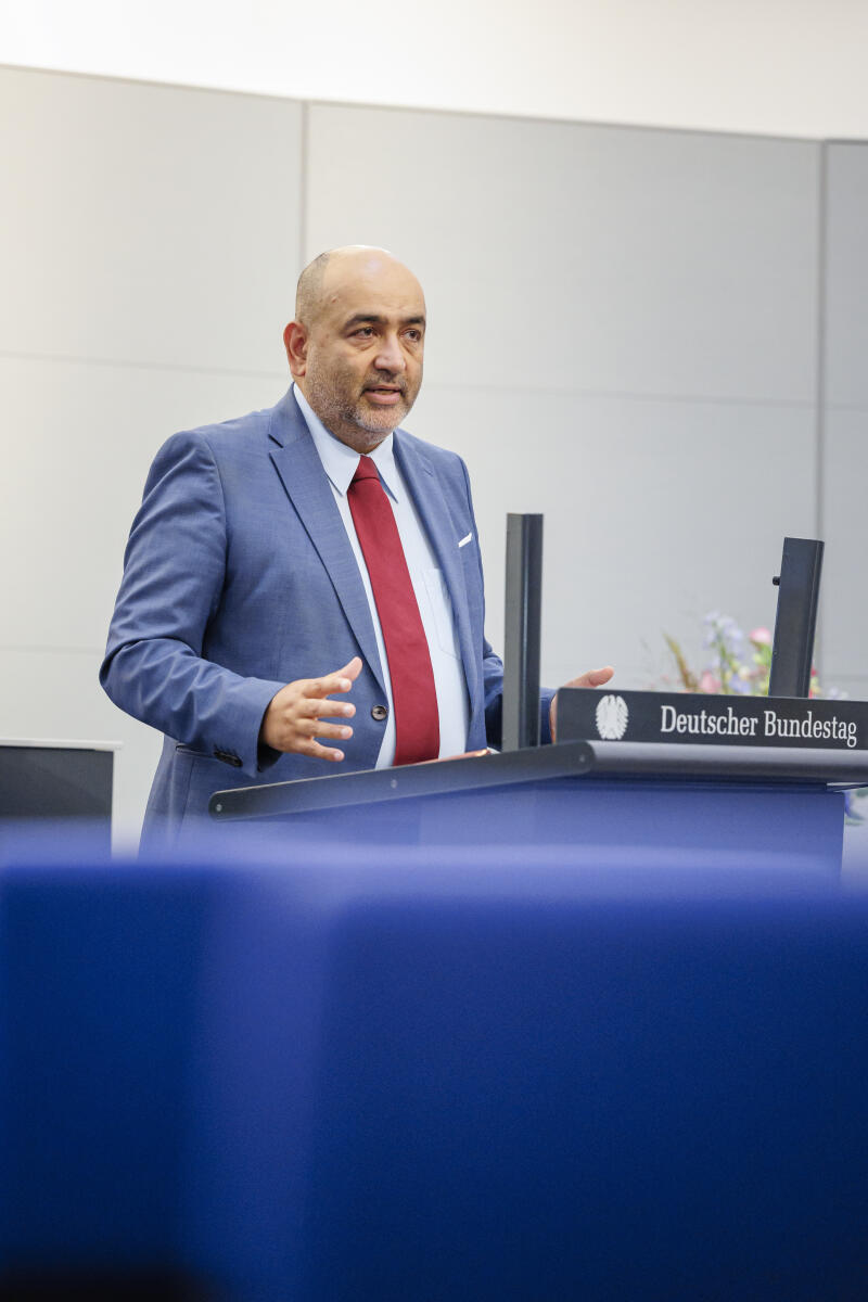 Bundestagsvizepräsident Omid Nouripour (im Bild), Bündnis 90/Die Grünen, MdB, empfängt die neu akkreditierten Mitglieder des Diplomatischen Korps in der Parlamentshistorischen Ausstellung im Deutschen Dom. Hier bei seiner Begrüßungsrede im nachgebauten Plenarsaal. Nouripour, Omid Bundestagsvizepräsident Omid Nouripour (im Bild), Bündnis 90/Die Grünen, MdB, empfängt die neu akkreditierten Mitglieder des Diplomatischen Korps in der Parlamentshistorischen Ausstellung im Deutschen Dom. Hier bei seiner Begrüßungsrede im nachgebauten Plenarsaal.