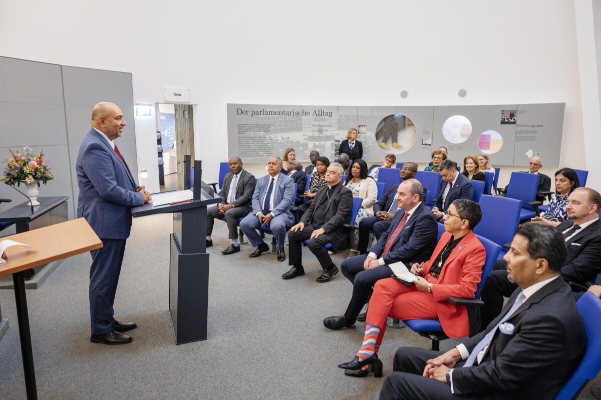 Bundestagsvizepräsident Omid Nouripour (l), Bündnis 90/Die Grünen, MdB, empfängt die neu akkreditierten Mitglieder des Diplomatischen Korps in der Parlamentshistorischen Ausstellung im Deutschen Dom. Hier bei seiner Begrüßungsrede im nachgebauten Plenarsaal. Nouripour, Omid Bundestagsvizepräsident Omid Nouripour (l), Bündnis 90/Die Grünen, MdB, empfängt die neu akkreditierten Mitglieder des Diplomatischen Korps in der Parlamentshistorischen Ausstellung im Deutschen Dom. Hier bei seiner Begrüßungsrede im nachgebauten Plenarsaal.