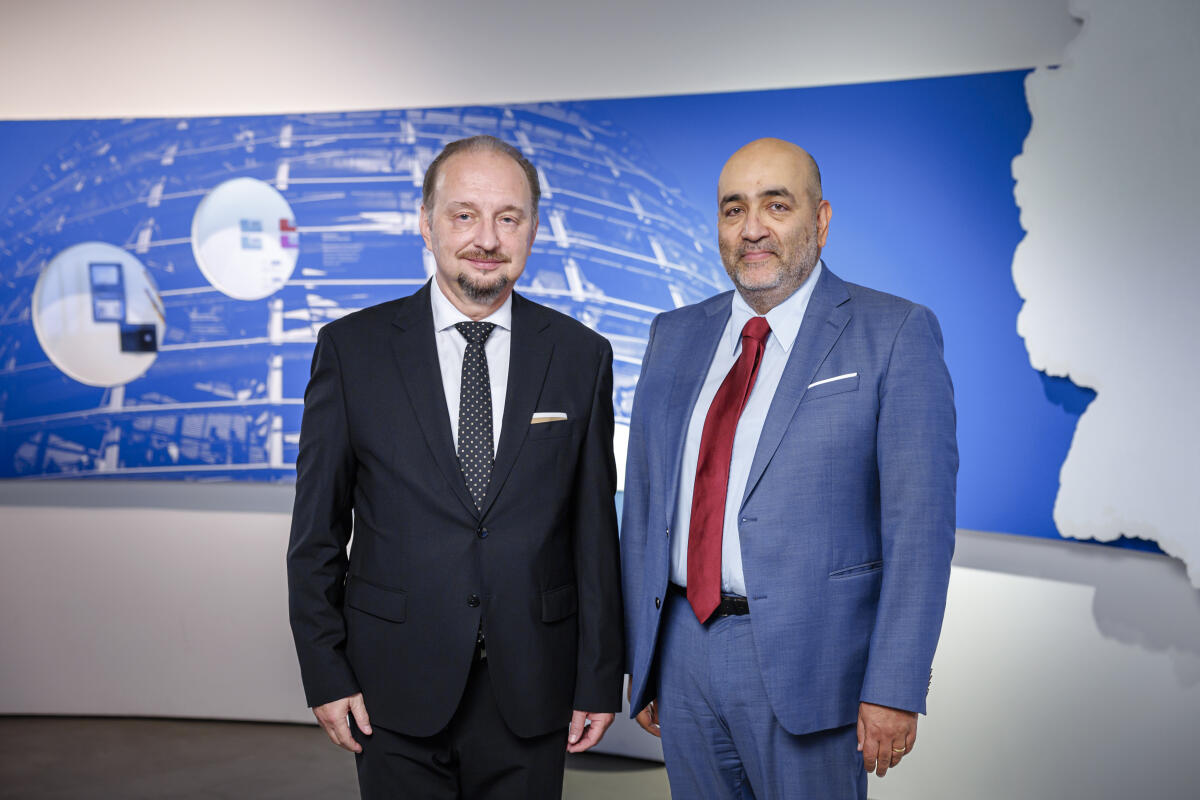 Bundestagsvizepräsident Omid Nouripour (r), Bündnis 90/Die Grünen, MdB, empfängt die neu akkreditierten Mitglieder des Diplomatischen Korps in der Parlamentshistorischen Ausstellung im Deutschen Dom. Hier mit Juraj Machác (l), Botschafter der Slowakei. Nouripour, Omid Bundestagsvizepräsident Omid Nouripour (r), Bündnis 90/Die Grünen, MdB, empfängt die neu akkreditierten Mitglieder des Diplomatischen Korps in der Parlamentshistorischen Ausstellung im Deutschen Dom. Hier mit Juraj Machác (l), Botschafter der Slowakei.